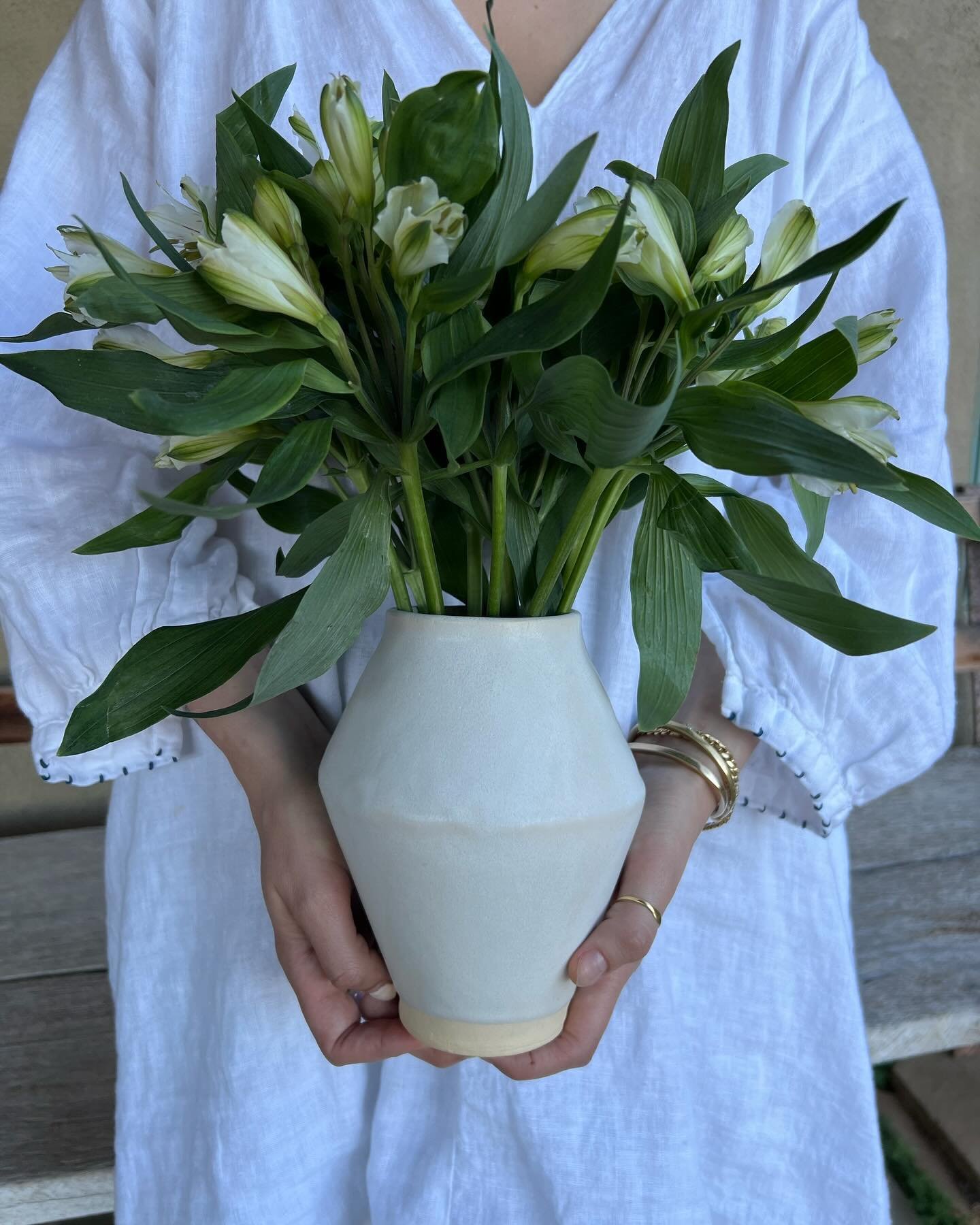 stardust flower vessel

:
::
:
::
#vessel #vase #ceramics #clay #homedecor #handmade #ceramica #ceramicvase #earthneststudio #jodiefranco #homesweethome #flowervase