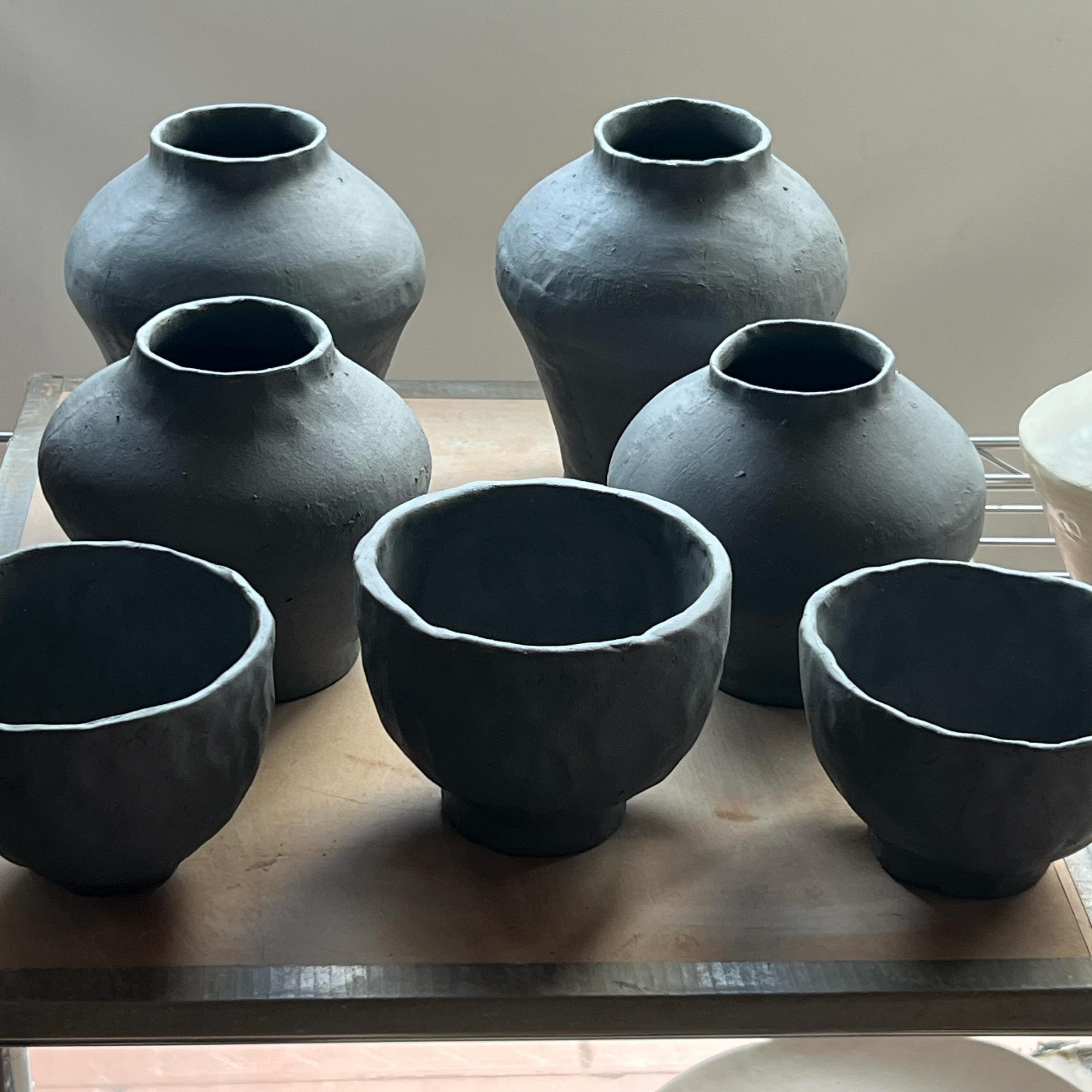 new pieces ✨~
:
:
:
:
:
:
#ceramics #clay #ceramica #mugs #earthneststudio #jodiefranco #tablesetting #wabisabi #vase ##handmade #homesweethome