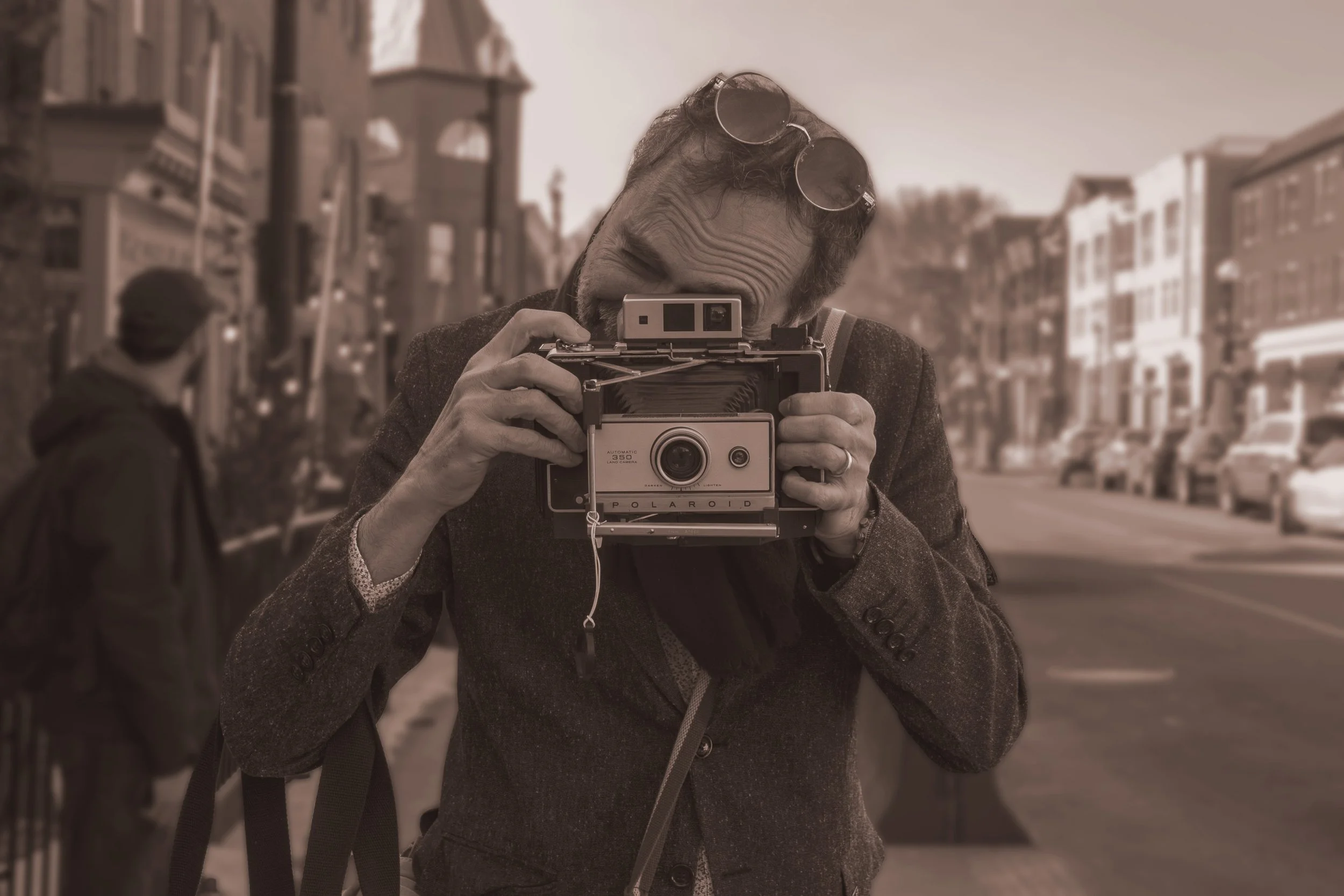 Man_with_camera_02.jpg