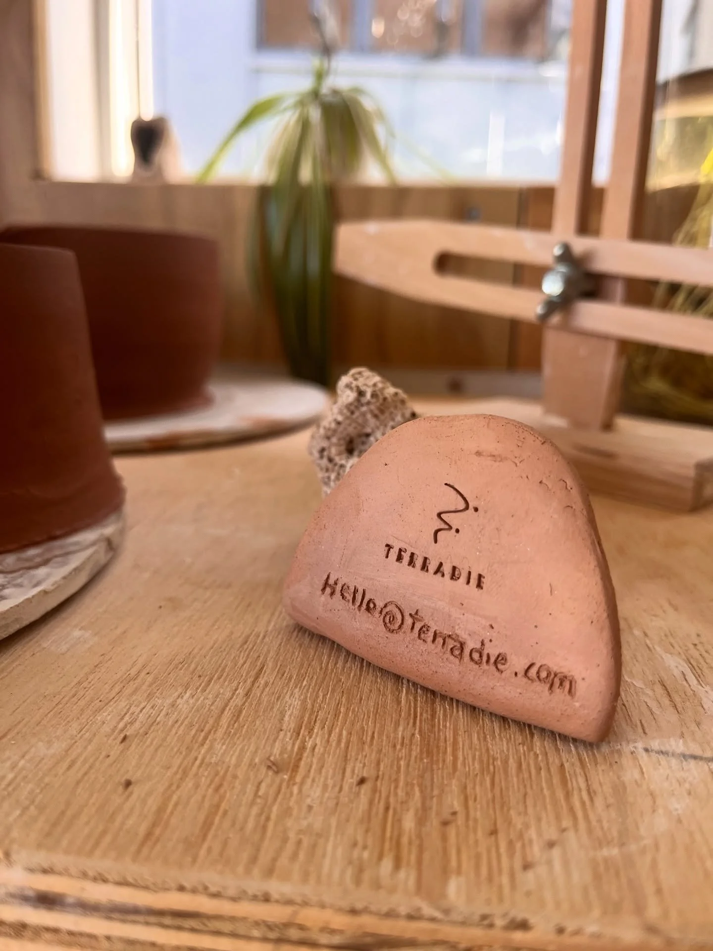 Made myself a tiny sign today, I probably need to order a larger stamp.
For now I like the minimalist vibe
any question about my work hello@terradie.com ✌🏼

#pottery #ceramicstudio #minimalistceramics #functionalpottery #clay #potterylove #potterybr
