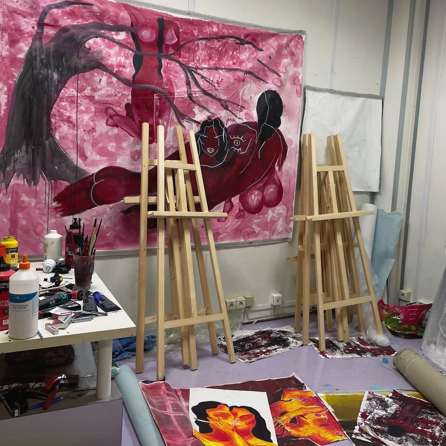 “At her soirée in Le Rouge, Yana Grozavu had achieved what she had intended to do, as her nightlife scenes captured between Paris and Miami were not only reflected but lived in the night of her exhibition.”
The full article with @