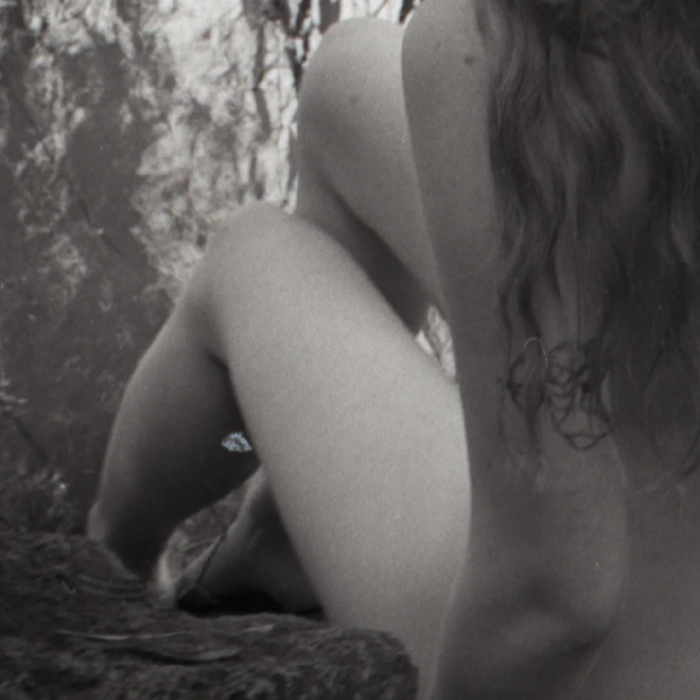 Running naked through the forest made me feel like a fairy (it also really hurt my feet)
📸 be @camille__ela 🖤