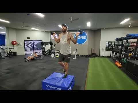 BARBELL STEP UPS