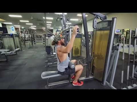 WIDE GRIP LAT PULL DOWN