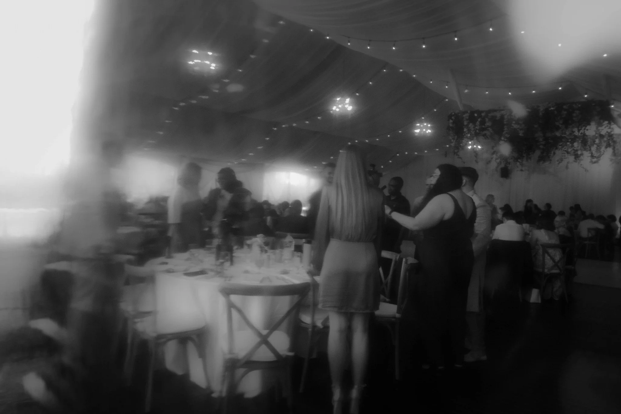 Votre r&eacute;ception de mariage me fait r&ecirc;ver lorsqu'elle semble suspendre le temps alors que les sourires se multiplient &amp; que les corps s&rsquo;animent pour c&eacute;l&eacute;brer l'alliance &eacute;ternelle des amoureux, cet amour si p