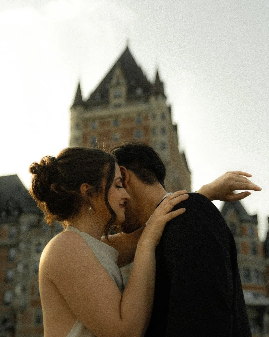 Karyane &amp; Roney. 🖤

Je les revois sourire, d&rsquo;un regard complice, tout en partageant une douce intimit&eacute;, devant la prestance de notre joyaux national - le @fairmontfrontenac . 

___

Bride &amp; Groom to be - @karyanepelletier &amp; 