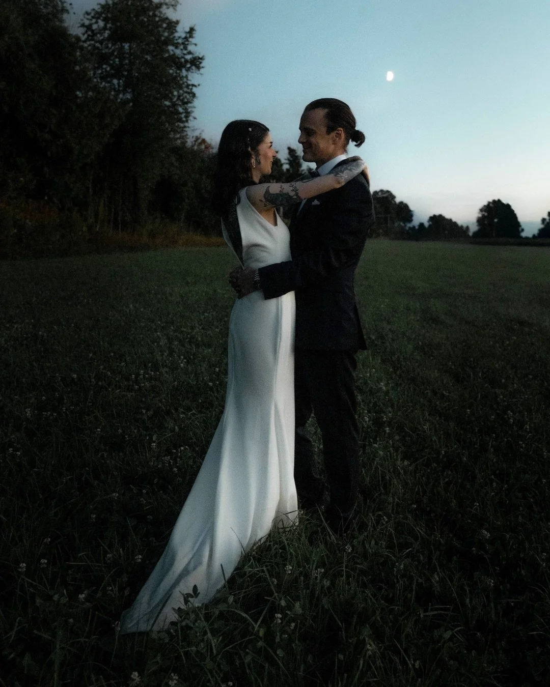 Shanie &amp; Scott. 🤍

La douceur de leur coeur, l&rsquo;authenticit&eacute; de leur amour &amp; l&rsquo;atmosph&egrave;re chaleureuse &amp; intime de leur mariage ont profond&eacute;ment marqu&eacute; ma m&eacute;moire. 

Voici un extrait de leur h