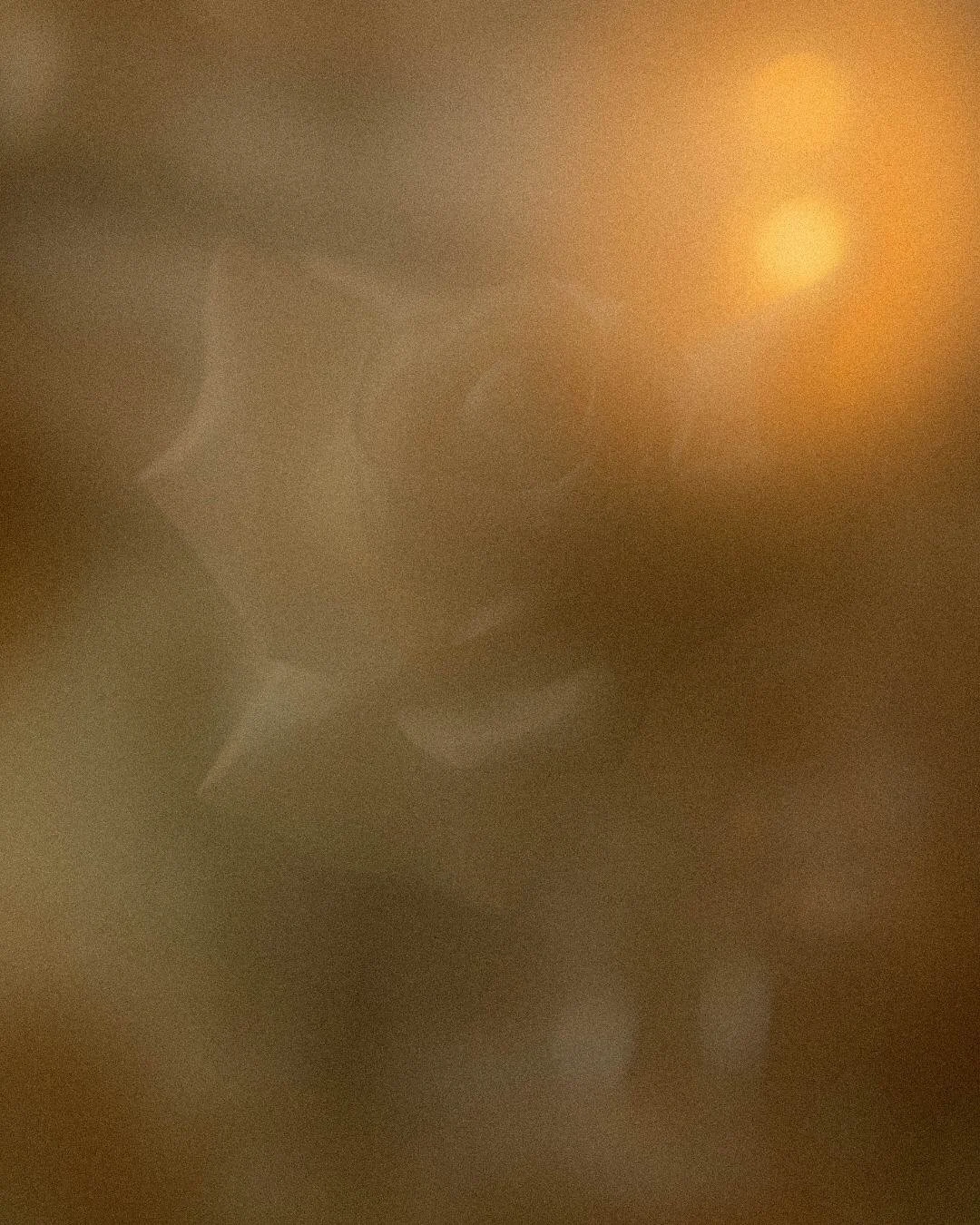 Fleurs blanches x chandelles. 

Chaque fois que je d&eacute;couvre l&rsquo;oeuvre d&rsquo;art de mes coll&egrave;gues les stylistes de mariage, leurs agencements d&eacute;gagent une atmosph&egrave;re &amp; une romance &eacute;mouvantes.

Cette fois-c