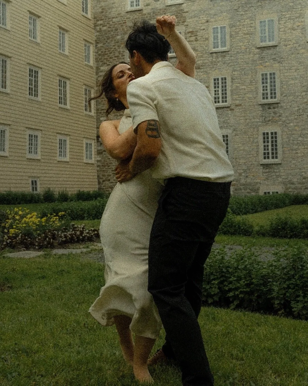 Karyane &amp; Roney. 🤍

&laquo; On rit souvent, parfois pour rien, juste parce qu&rsquo;on est bien ensemble. On se taquine, on se comprend sans parler, comme si c&rsquo;&eacute;tait &eacute;vident. C&rsquo;est notre fa&ccedil;on &agrave; nous d&rsq