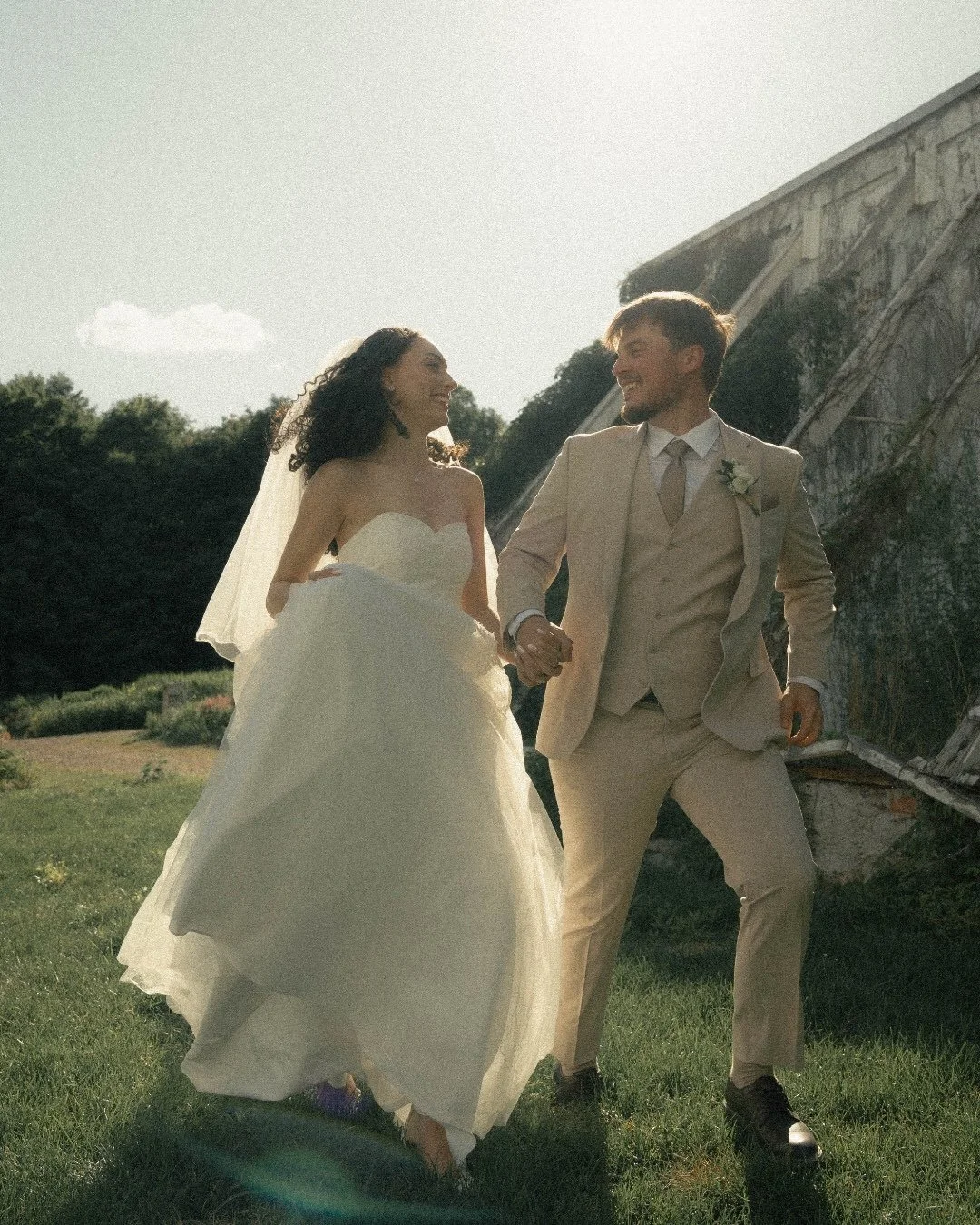 Sophia &amp; Emeric&rsquo;s sneak peek. 🤍

A daydreaming romance at Domaine Cataraqui. 
.
.
.

Bride &amp; Groom | @sophisper &amp; @emeric.lap 
Wedding venue | Domaine Cataraqui x @rivages_evenementiel &amp; @qb.church 
Photographer | @chrystel.bed