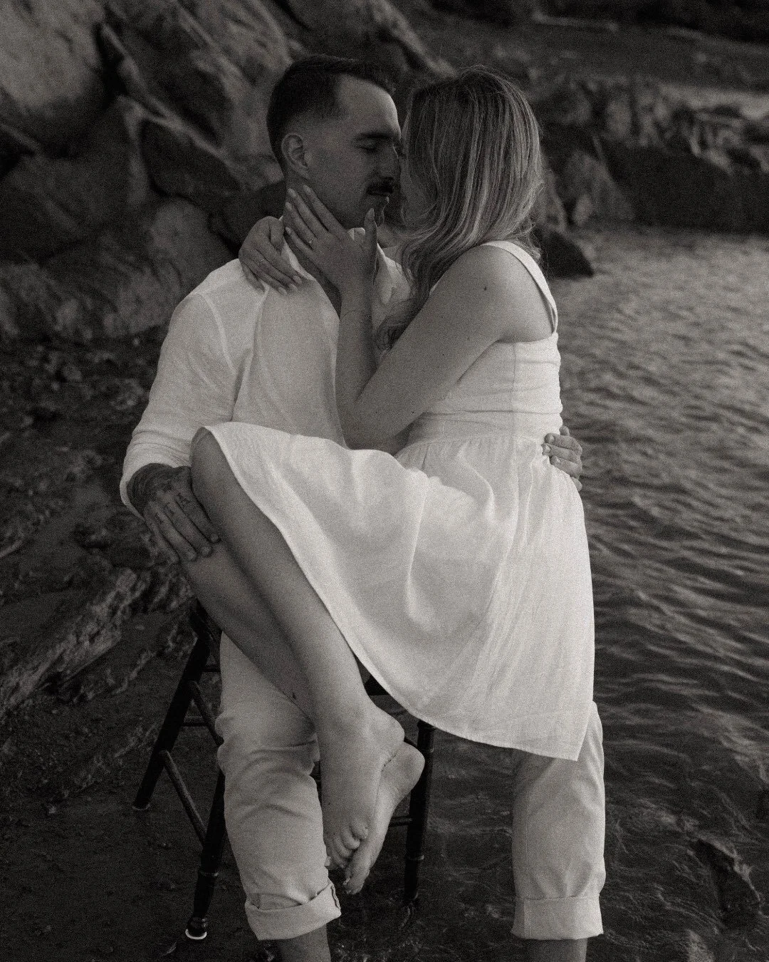 Kym &amp; Max. 🤍

La douce Kym est mon amie; celle avec qui nous avons discut&eacute; pendant l&rsquo;attente, pri&eacute; pour celui que Dieu lui r&eacute;servait.

Et aujourd&rsquo;hui, Max est l&agrave;, au bon moment.
Dieu n&rsquo;est jamais en 