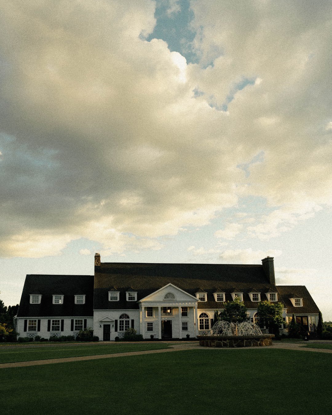 Club de Golf Royal. 🤍

Une grande partie de mon inspiration se trouve dans l&rsquo;architecture du lieu de votre mariage. Alliant &eacute;l&eacute;gance, prestance &amp; cachet, le Club de Golf Royal de Qu&eacute;bec est un endroit o&ugrave; je r&ec