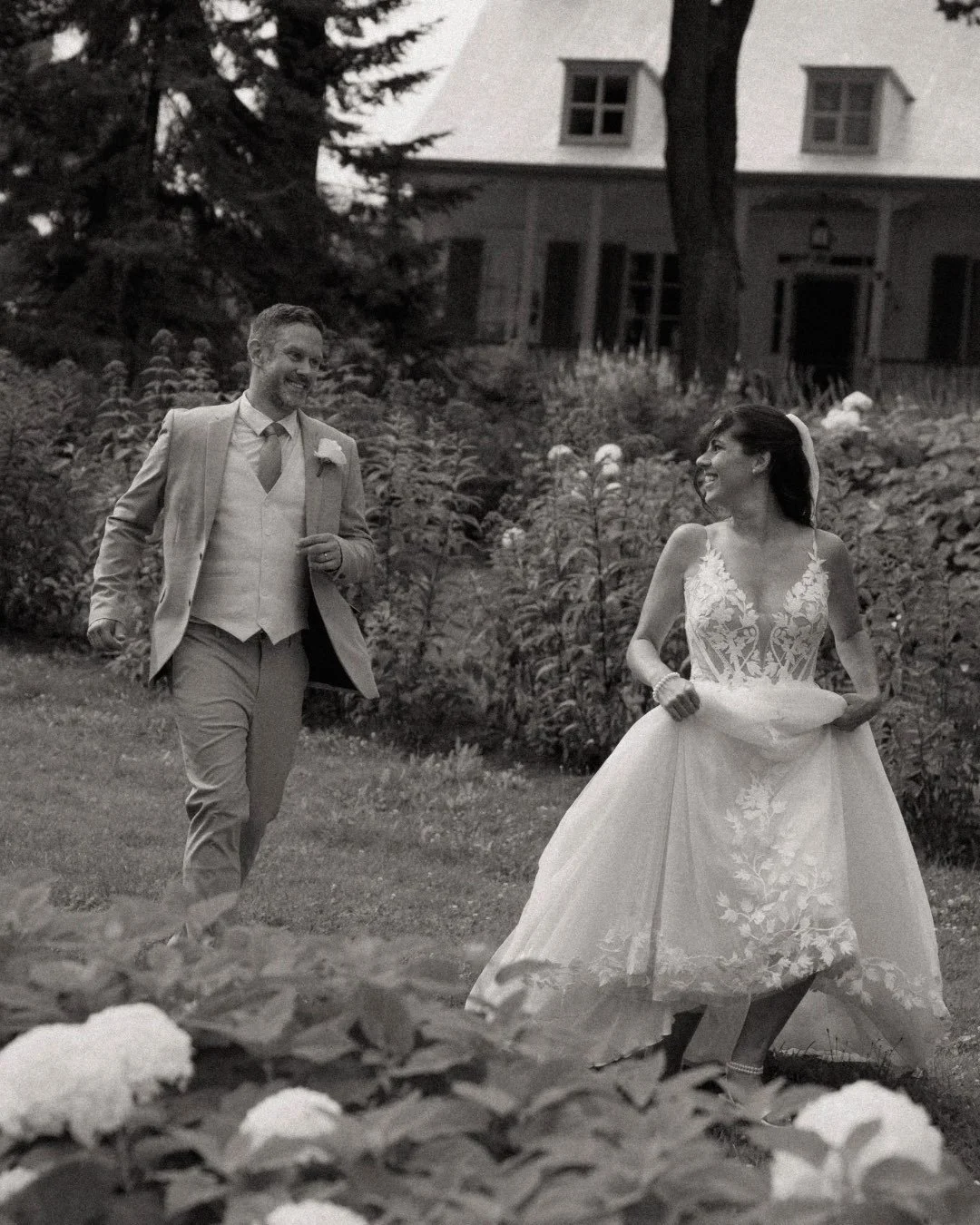 Genevi&egrave;ve &amp; Jonathan&rsquo;s sneak peek. 🤍

Un doux premier souvenir d&rsquo;un mariage si chaleureux &amp; familial auquel j&rsquo;ai eu le privil&egrave;ge de me joindre pour immortaliser tout l&rsquo;amour qui unie Genevi&egrave;ve et 