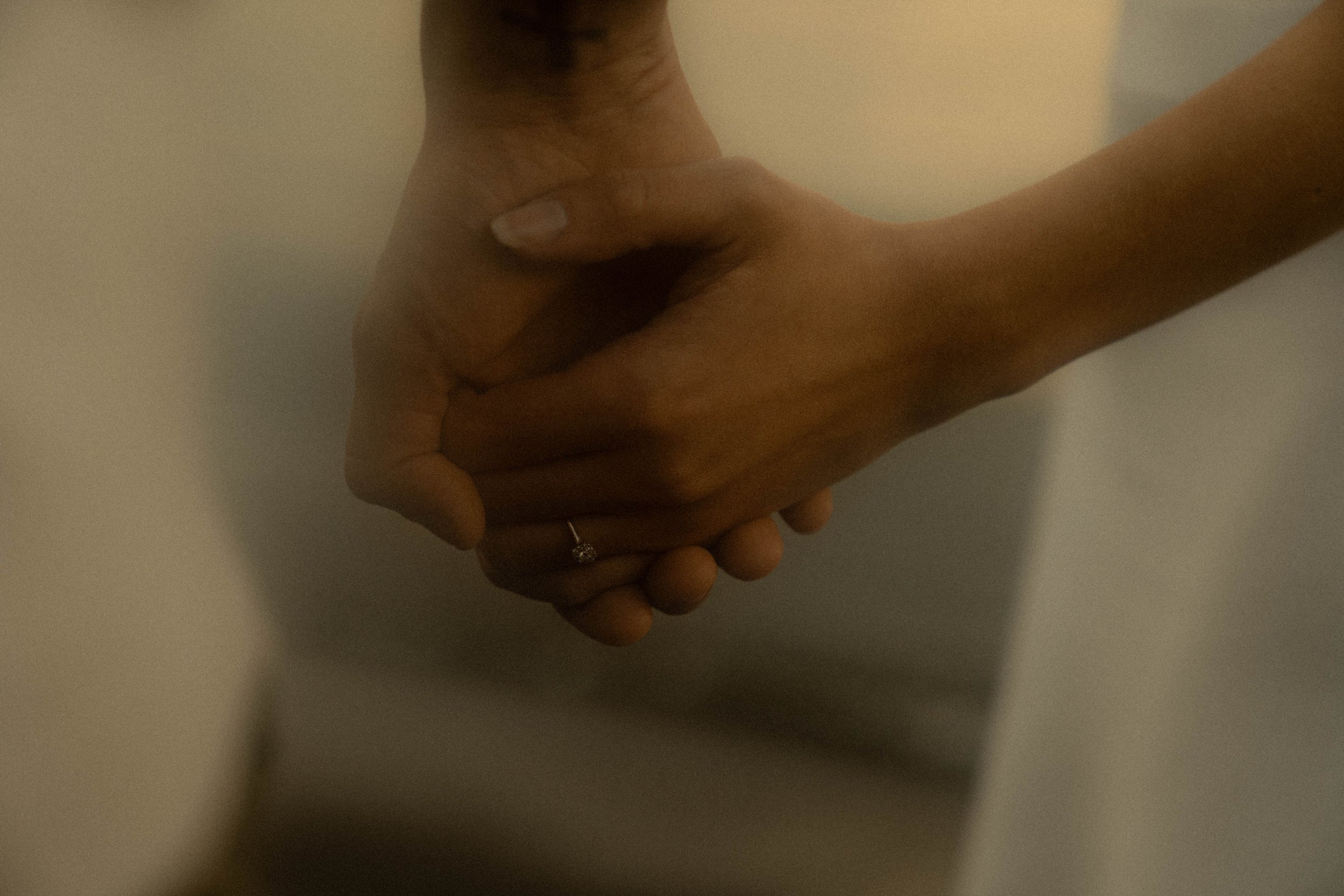 Deux mains qui se tiennent, une avec une bague.