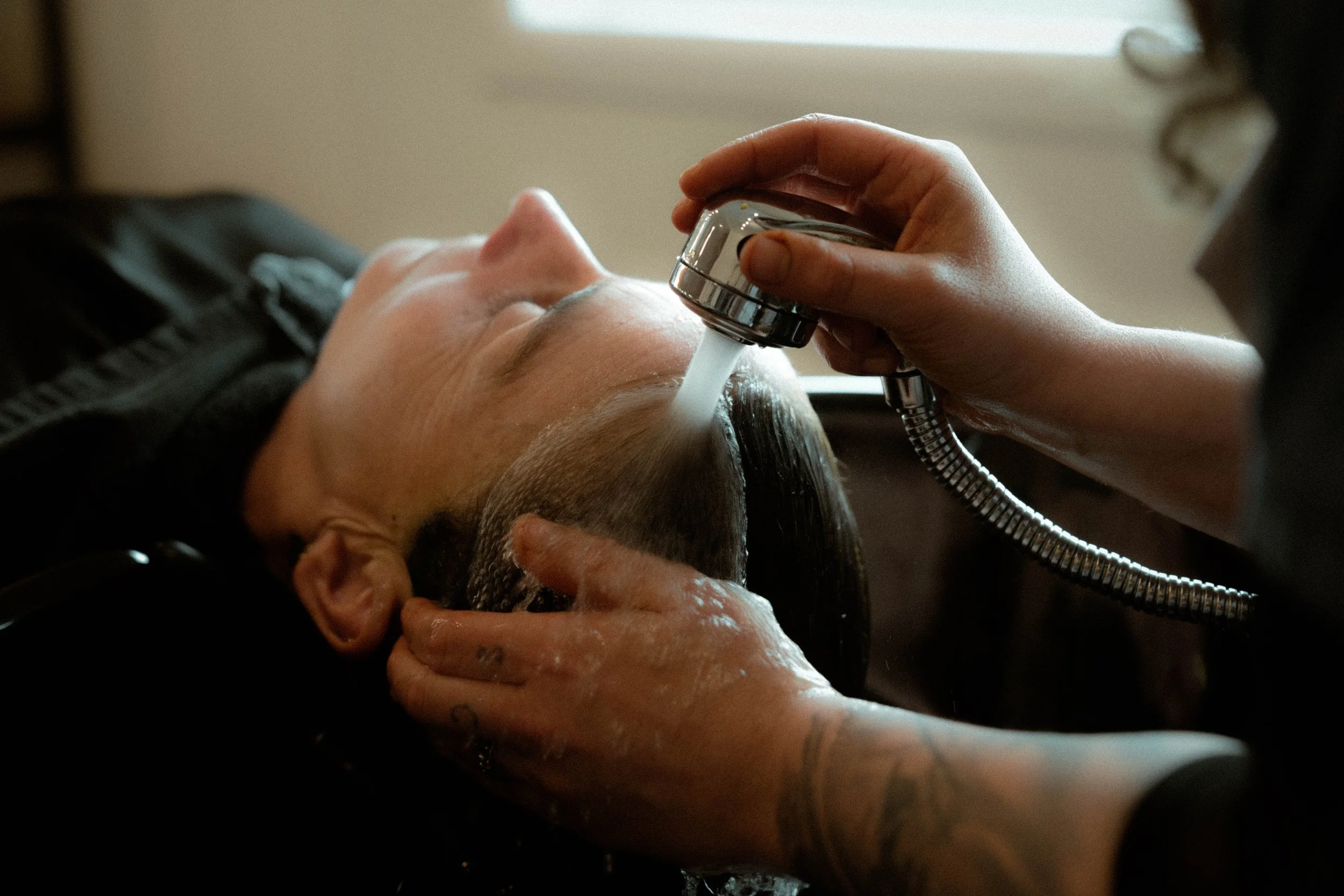 Une personne reçoit un soin du visage lors d'un traitement facial en institut de beauté.