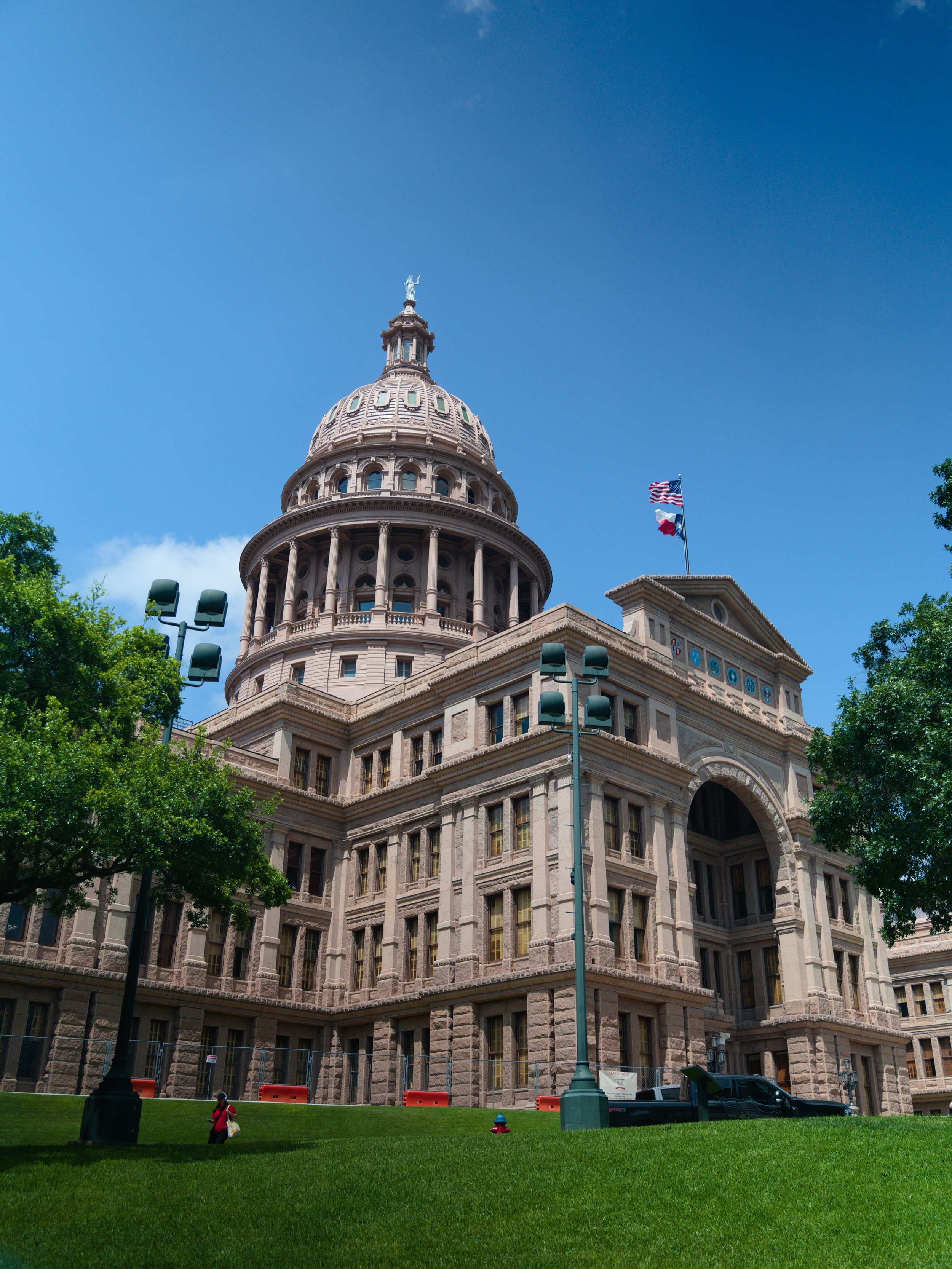 Pink Granite, Blue Skies, Big Texas Energy. 🇺🇸
Beautiful summer day at the ATX Capitol. It never misses. 
@txstatecapitol @traveltex  @visitaustintx @exploreatx_ @365thingsaustin