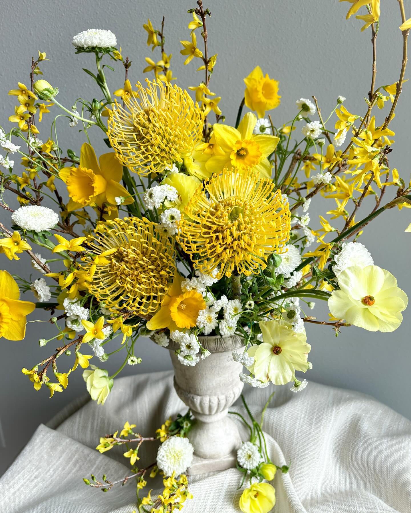 My flowers catching every precious ray of that rare Seattle sunshine! ☀️ iykyk 😉

#seattle #seattleflorist #seattlefloraldesign #yellowflowers #springflowers #sunshine #spring #firstdayofspring