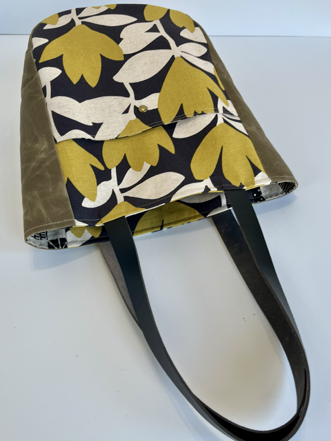 Book tote side.png