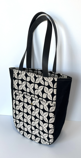 Book tote strawberry Medium.png