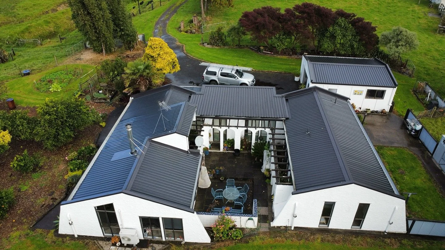 Want to beat the winter rush? ☔️ 
Transform your roof with @colorsteelnz roof like this one ☝🏽 

Contact us today for a free quote. We can't wait to work together 🤝🏾

💻 www.jrroofing.co.nz
📞 02108386347

#roofing #roofingcompany #construction #a