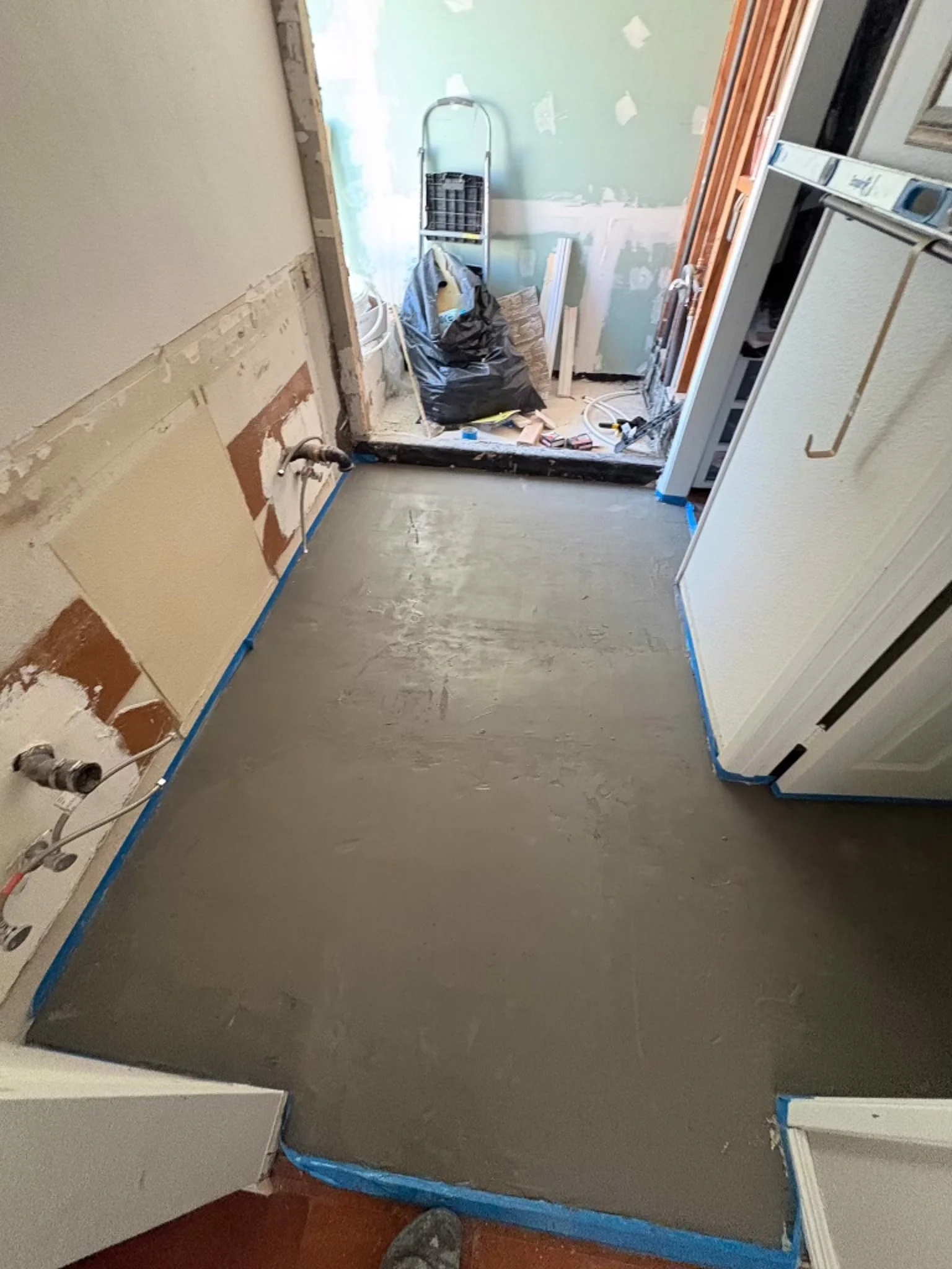 acremodeling-bathroom-floor-leveling-screed-preparation-sandiego.jpg