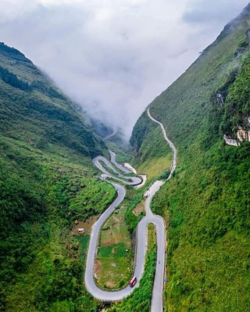The-panoramic-view-of-Tham-Ma-Slope-winding-dangerously-around-bends-820x1024.jpeg