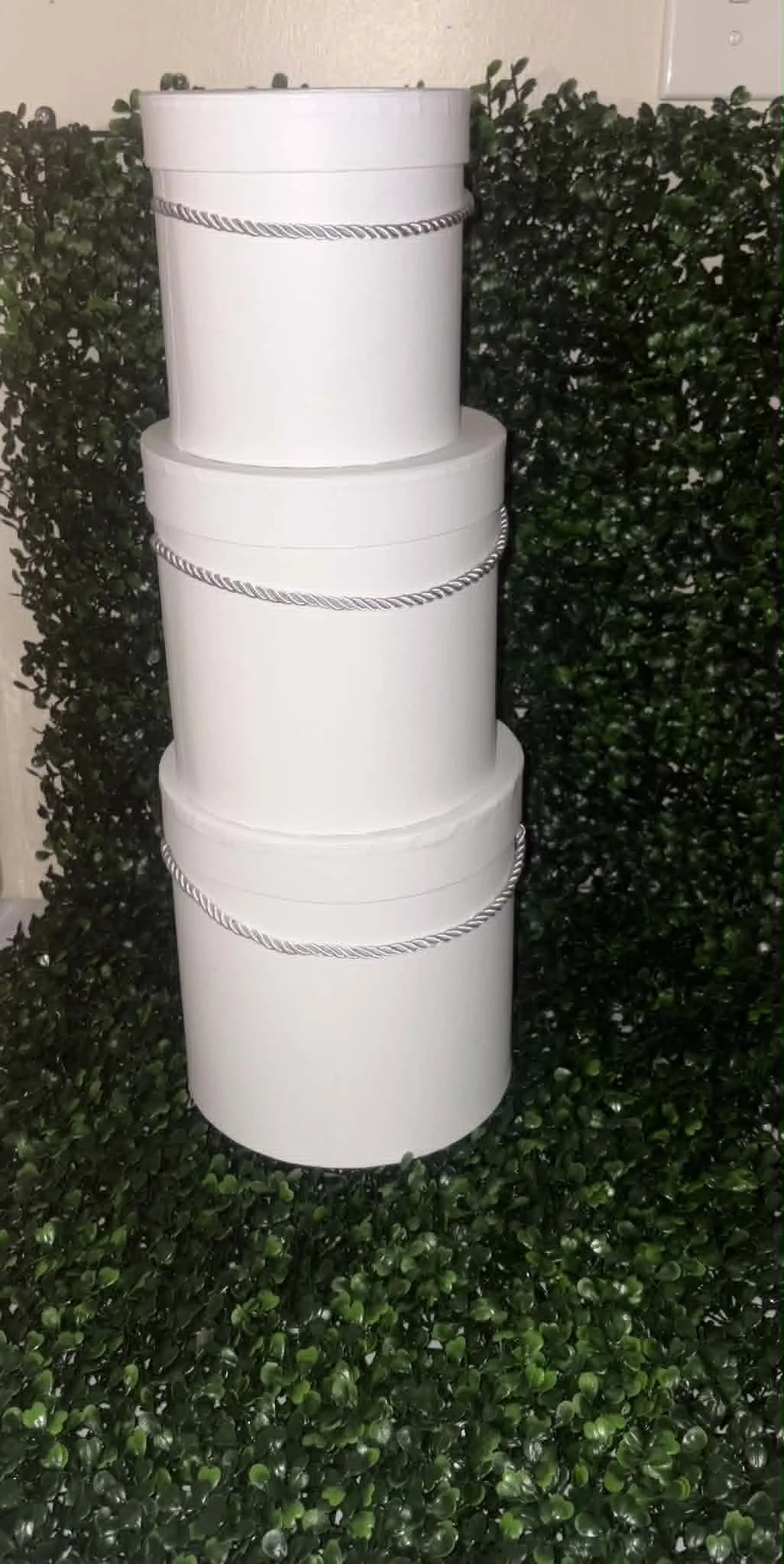 Stackable White Hat Boxes – Set of 3