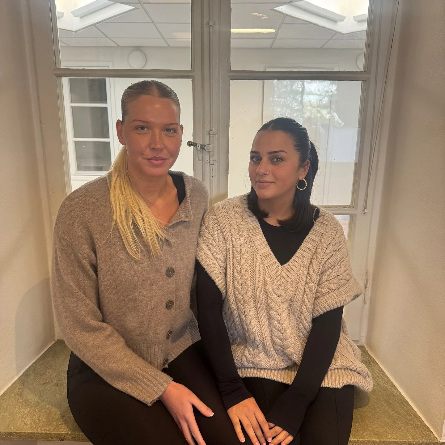 Vi pratar mycket om f&ouml;ryngring i v&aring;r bransch. H&auml;r har ni 2 str&aring;lande exempel p&aring; detta! 🌟 

F&ouml;r hos @waysweden har vi i somras rekryterat in 25-&aring;riga Elly Leo samt 22-&aring;riga Nadine Karatas 👯&zwj;♀️ B&aring