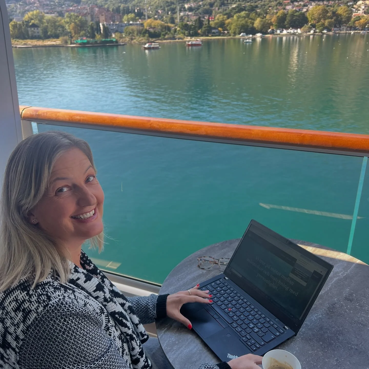 VECKANS ARBETSPLATS 🛳️ 👩🏼&zwj;💻 ☀️ 💦 ⛰️ 

Denna vecka har jag workation ombord p&aring; @explorajourneys 🛳️ 💫 Det k&auml;nns riktigt bra med utsikter som denna f&ouml;r lite arbete att beta av. Just nu l&auml;ser jag riktigt m&aring;nga ans&ou