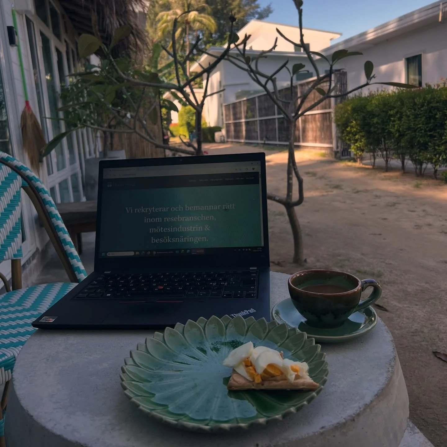 Todays office 👩🏼&zwj;💻 ☕️ 🌴 

Psst. Yes it&rsquo;s Wasa ryebread with egg 🥚 and Kalles Kaviar you see 😘

#entrepreneur #recruiter #travelindustry #rekrytering #bemanning