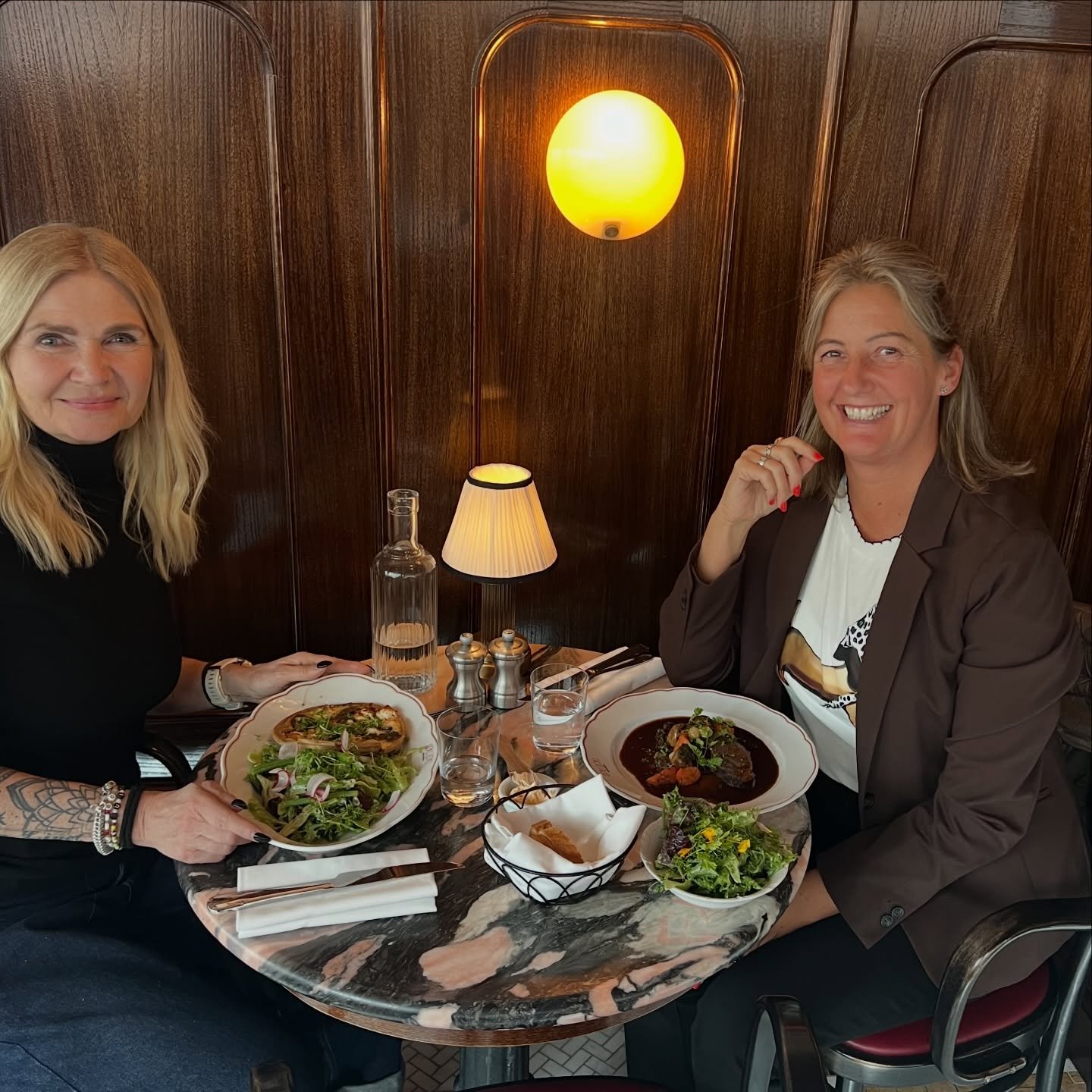 En ny favorit f&ouml;r aff&auml;rslunch &auml;r franska bistron @brasserieloulou p&aring; S&ouml;dermalmstorg 🇫🇷 🥖 

H&auml;r lunchade vi gott idag, jag &amp; min samarbetspartner Anette. Ett fint samarbete m&aring;ste firas med fin lunch s&aring;