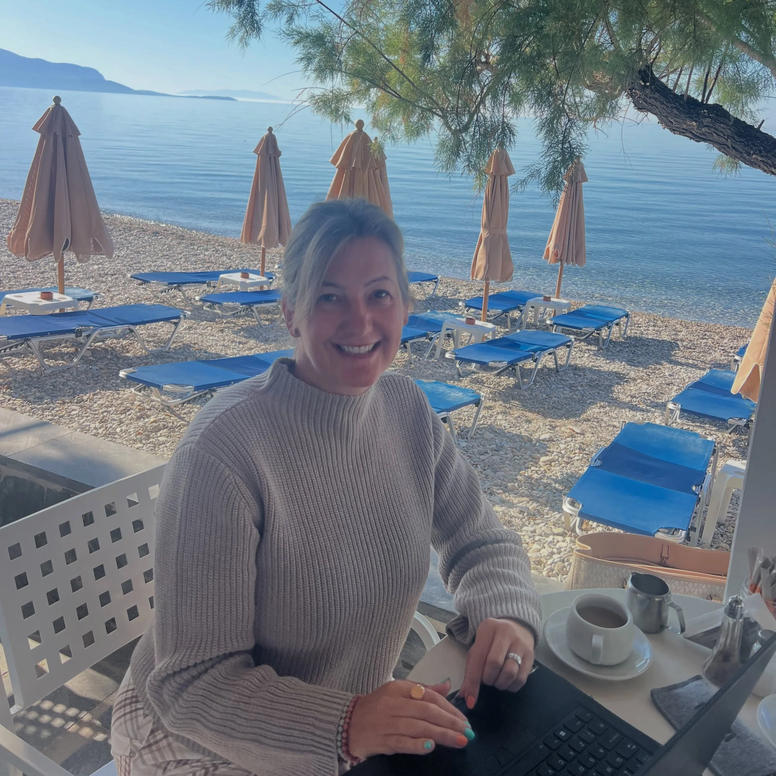 KALIMERA 🇬🇷 👩🏼&zwj;💻 ☀️ 

Denna vecka blir en workation fr&aring;n Samos 🇬🇷 🫒 H&auml;ng med p&aring; story om du vill ☺️

#workation #digitalnomadlifestyle #travelislife #travelindustry #resebemanningochrekrytering
