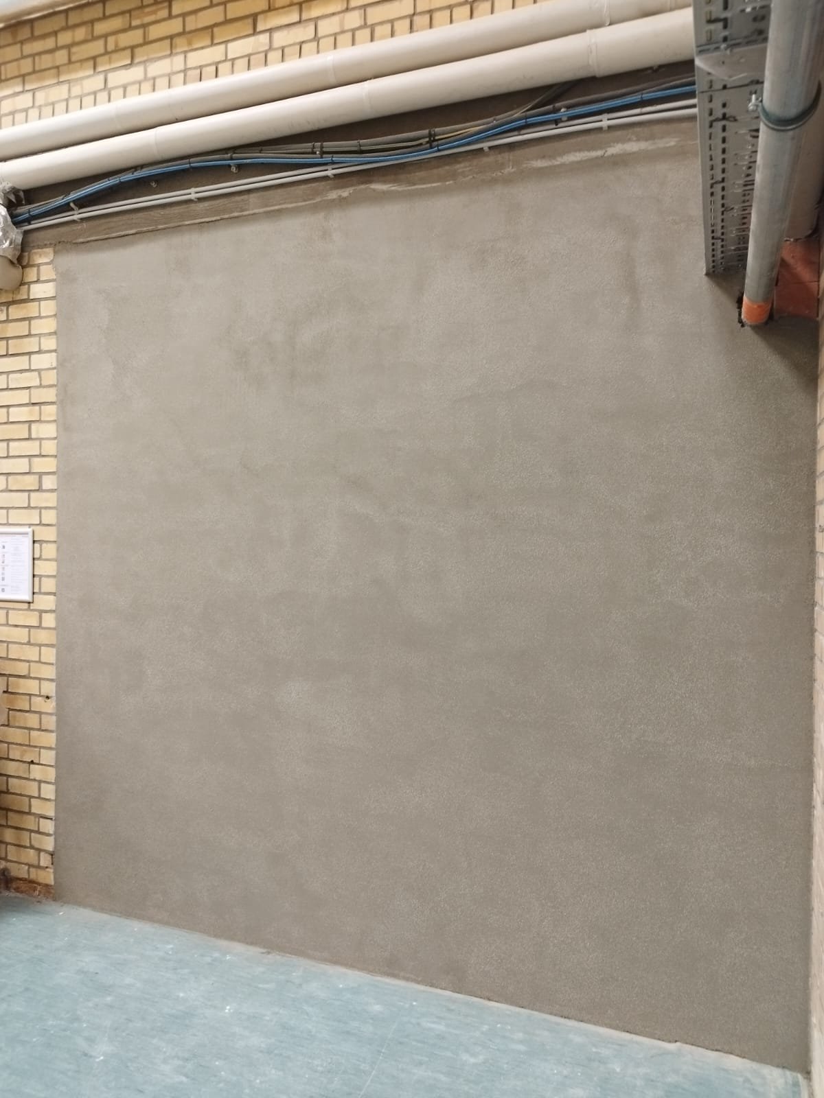 Strak afgewerkte vochtbestendige pleisterwand - pleisterwerken.JPG