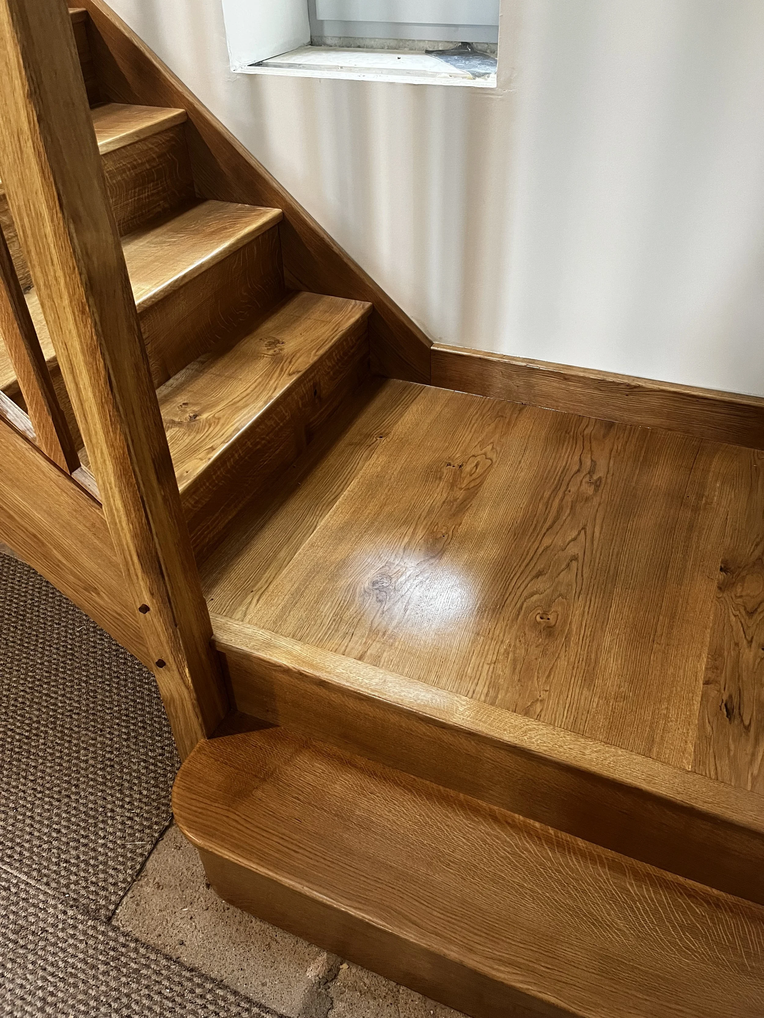 Bespoke Oak & Ash staircase finished with Osmo oil in Nanteuil-en-vallée