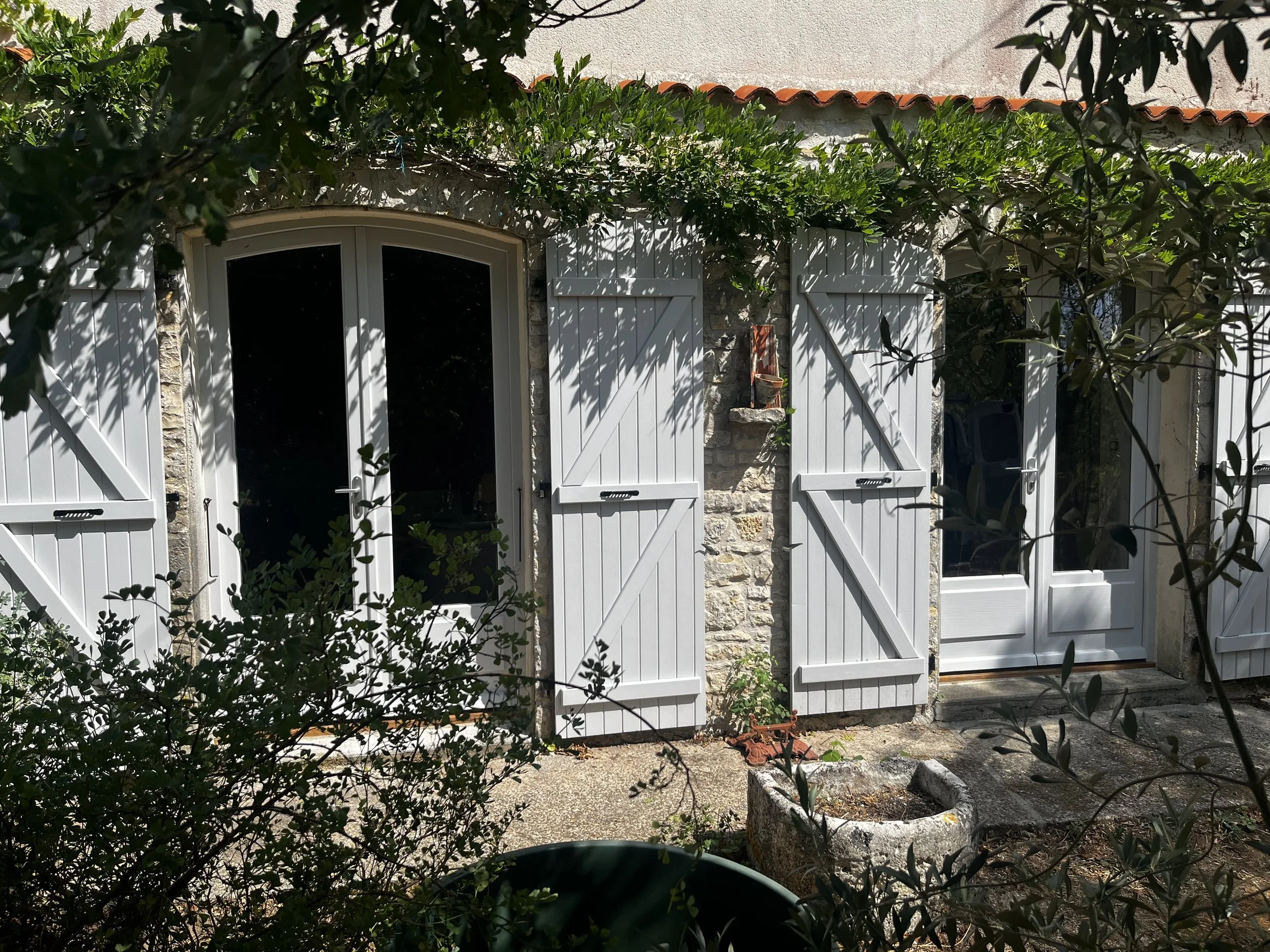 Custom wooden arched double doors and shutters - Saint-Front