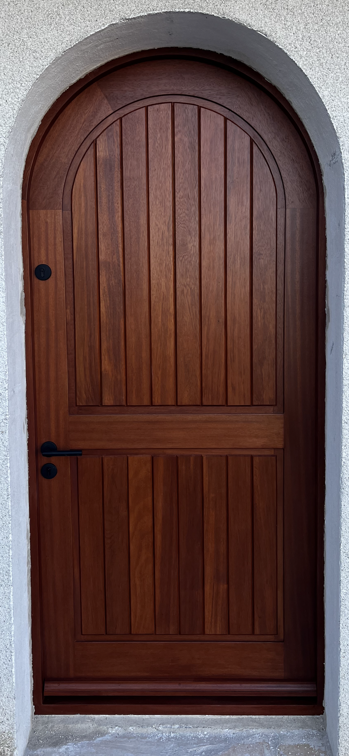 Bespoke arched Porte d'entree made from Sipo and finished in V33 Haute protection lasure - Hiersac, Charente.