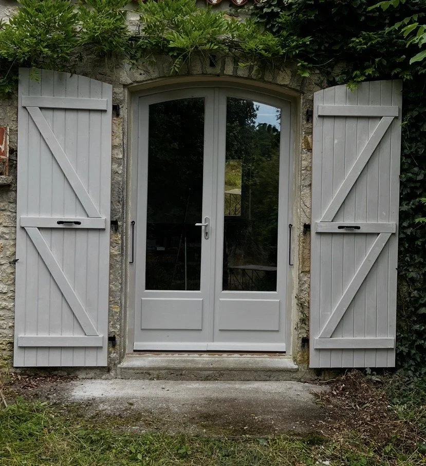 Bespoke Douglas fir double doors and shutters in 16460, Roussines, massignac, rouillac, rouzede, le Lindois.