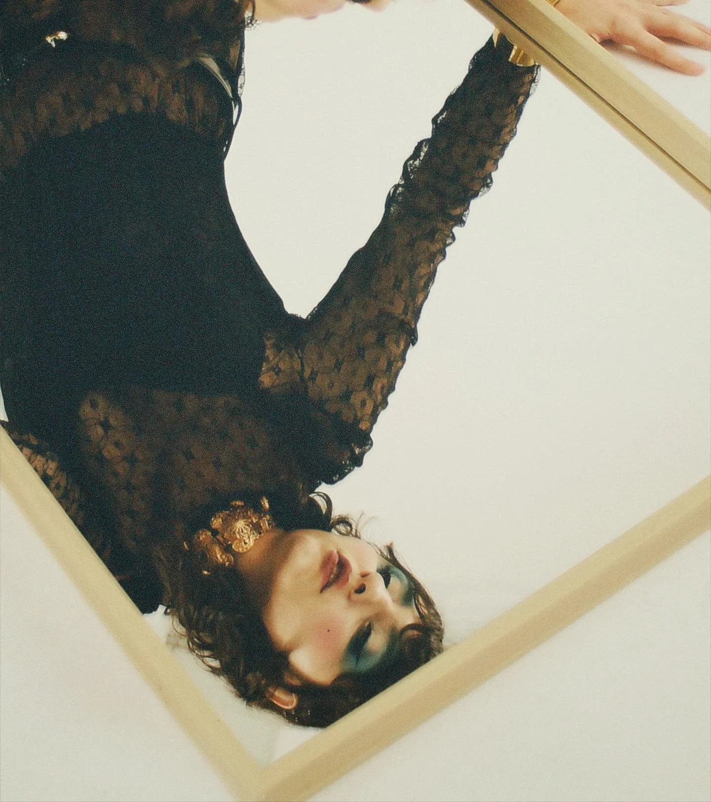 @laia.art.photo capturing my alter ego 🖤
Stylist and art director @erikzorita 
Hair and make up @luanabozzy 
Assisting @lorenalopzd 
✨