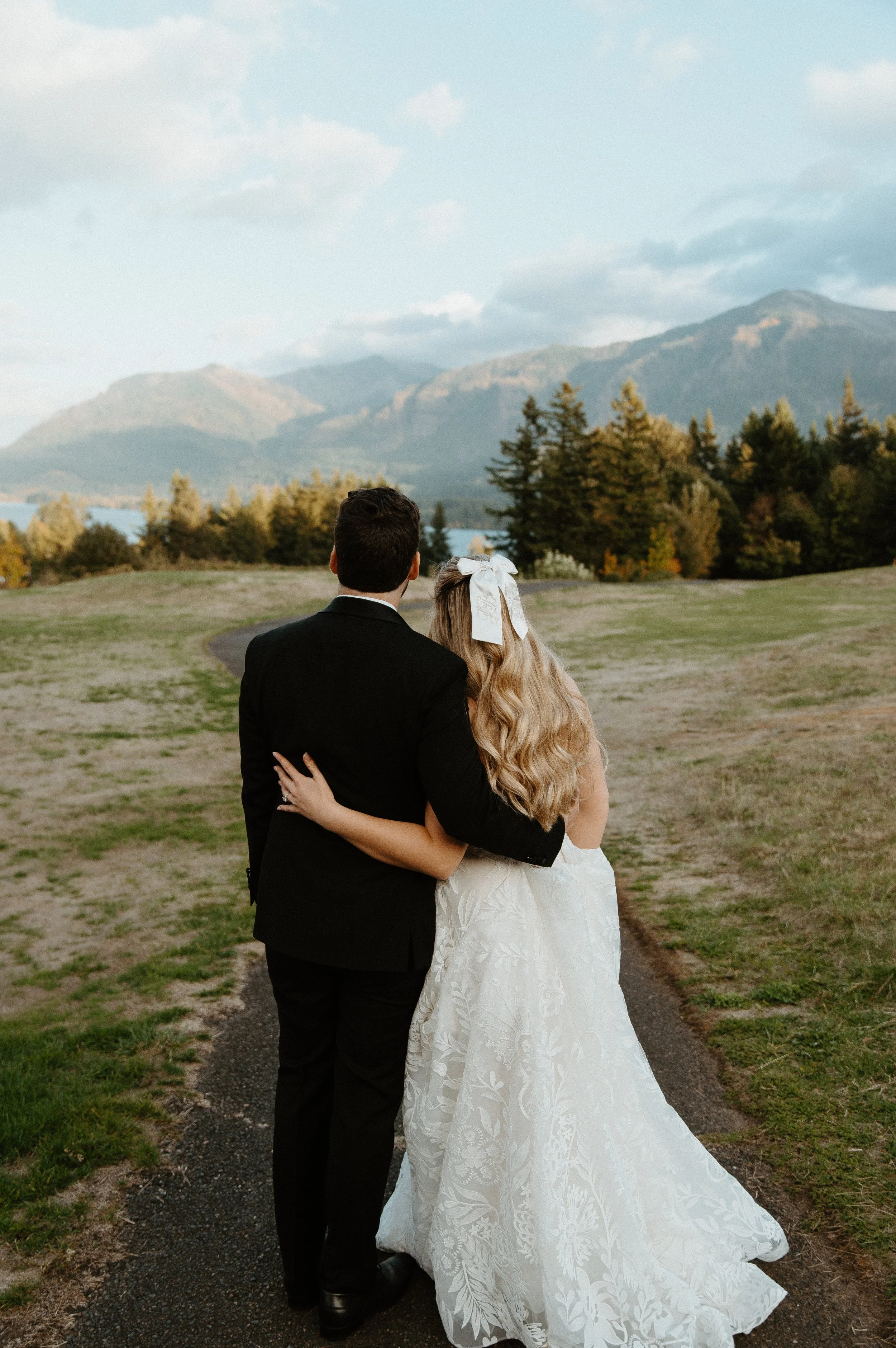 A Romantic Fall Wedding on the Columbia River Gorge | Haley &amp; James. 
