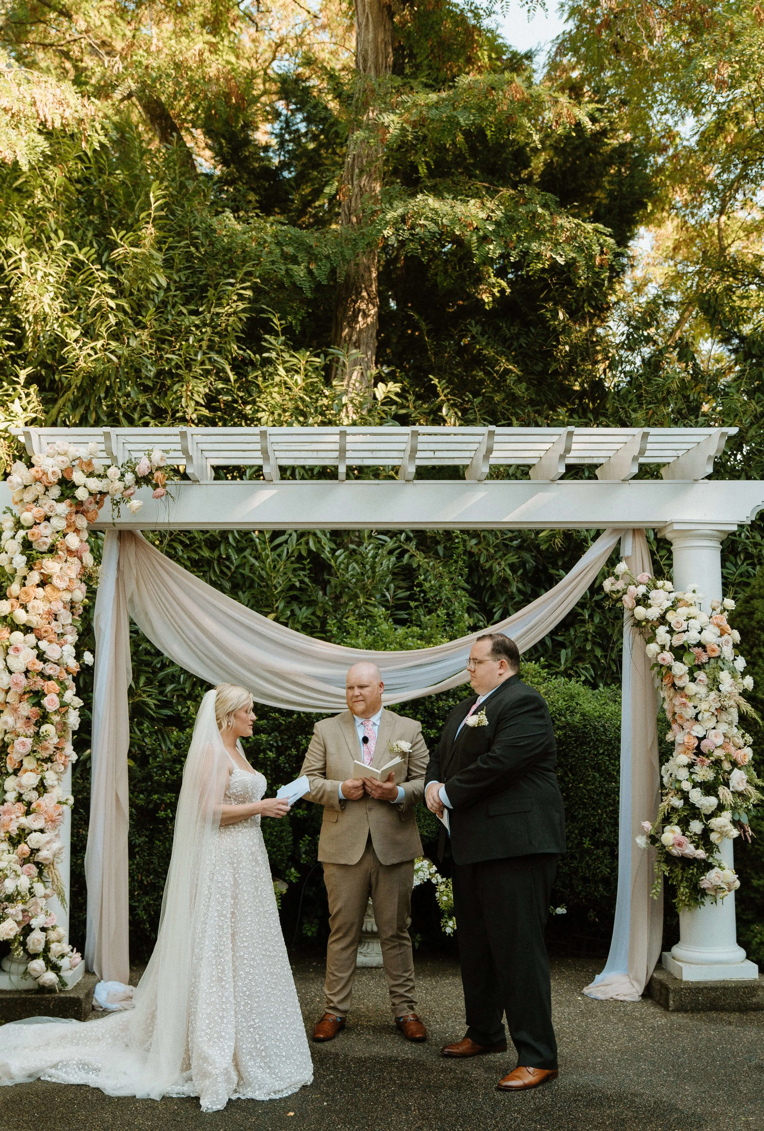 romantic+outdoor+ceremony+washington+wedding+venue+greenery