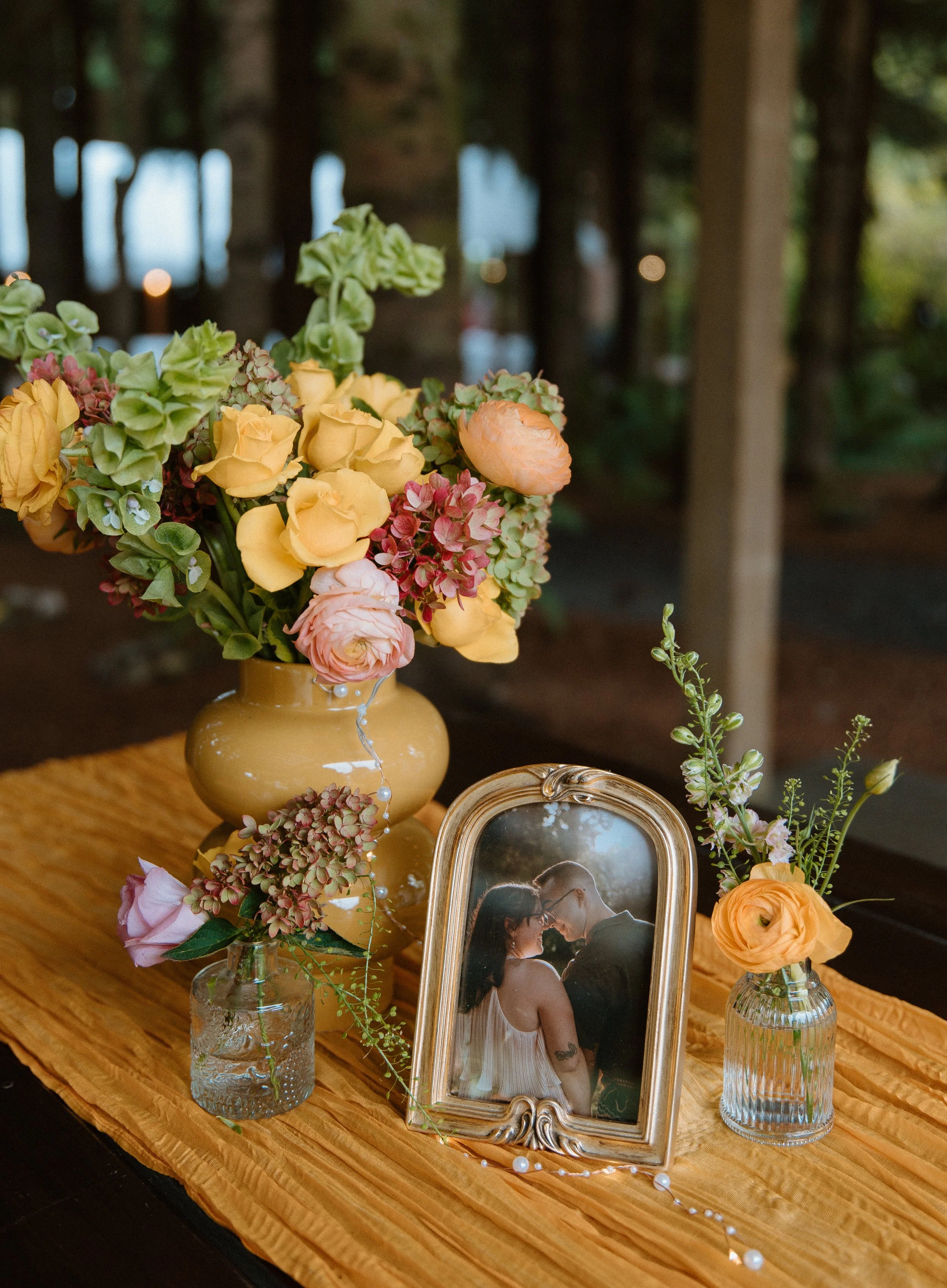 wedding+table+setup+with+florals+and+candles+pnw+venue