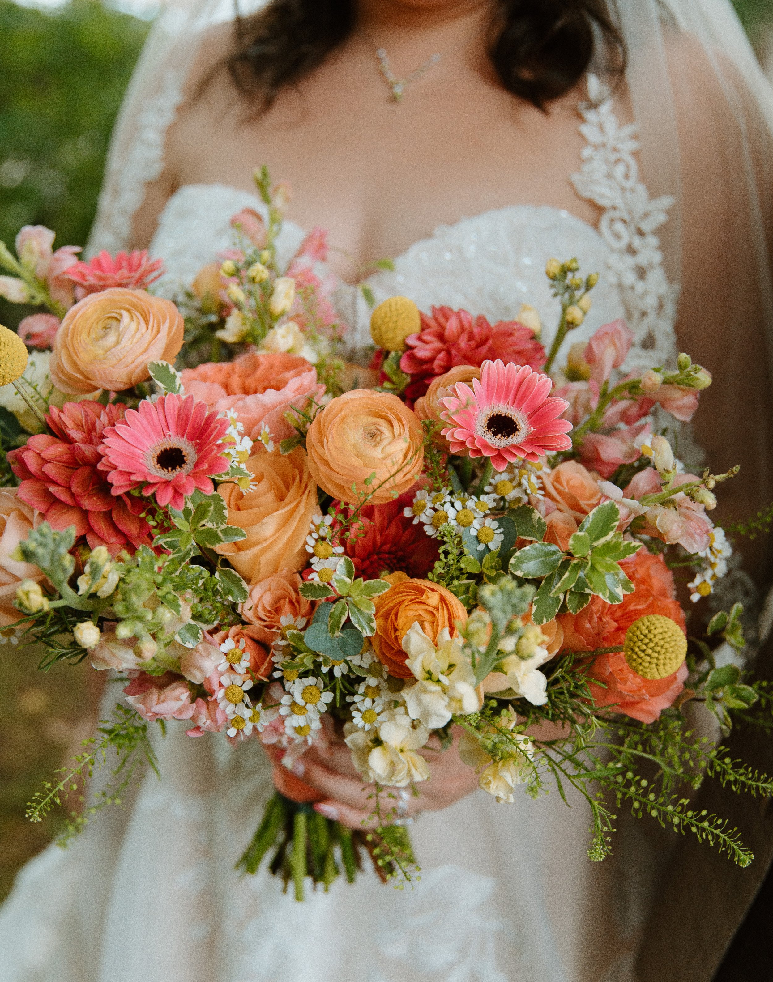 bride+holding+peach+and+coral+bouquet+outdoor+wedding