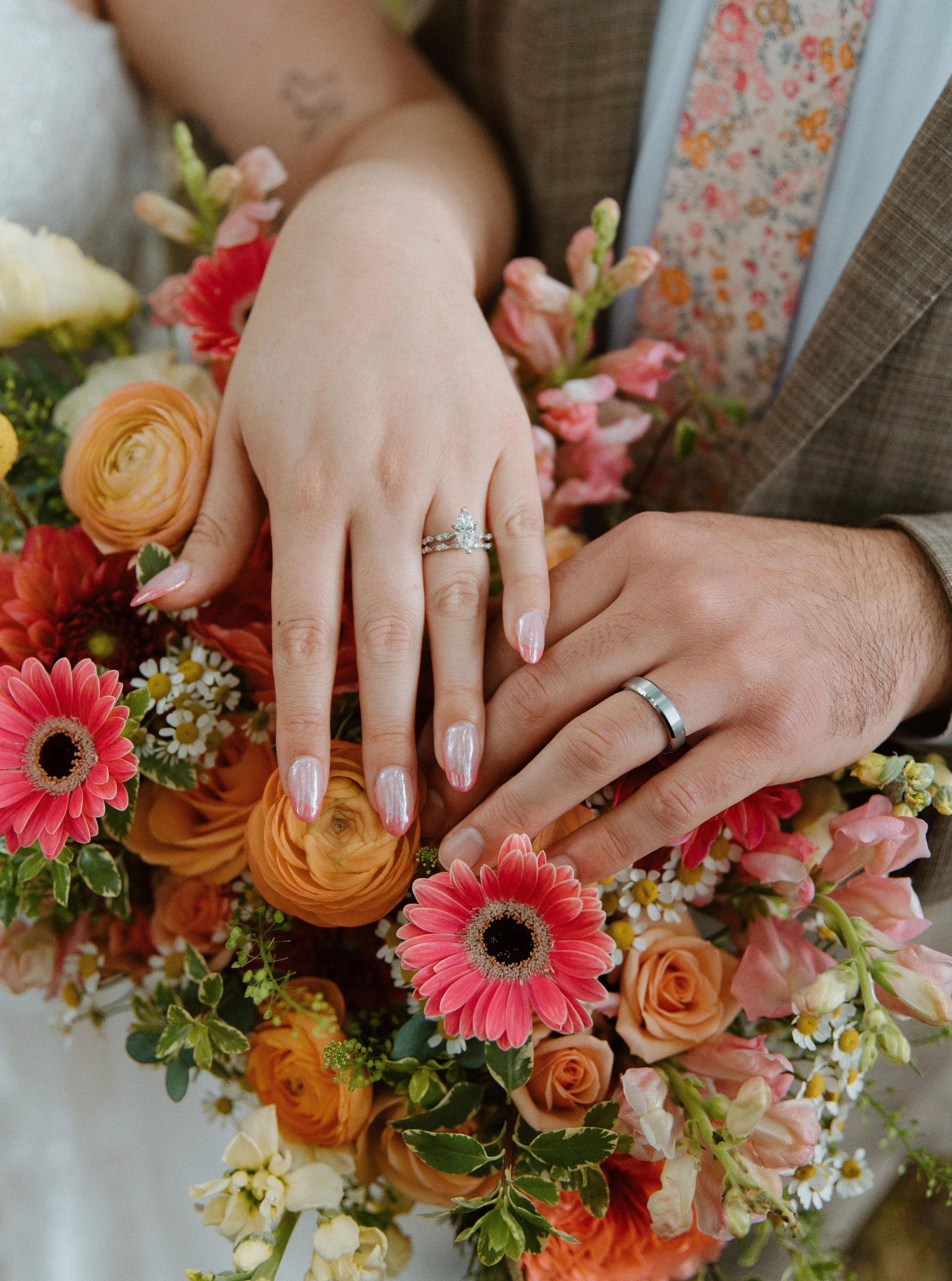 wedding+rings+on+floral+bouquet+detail+shot
