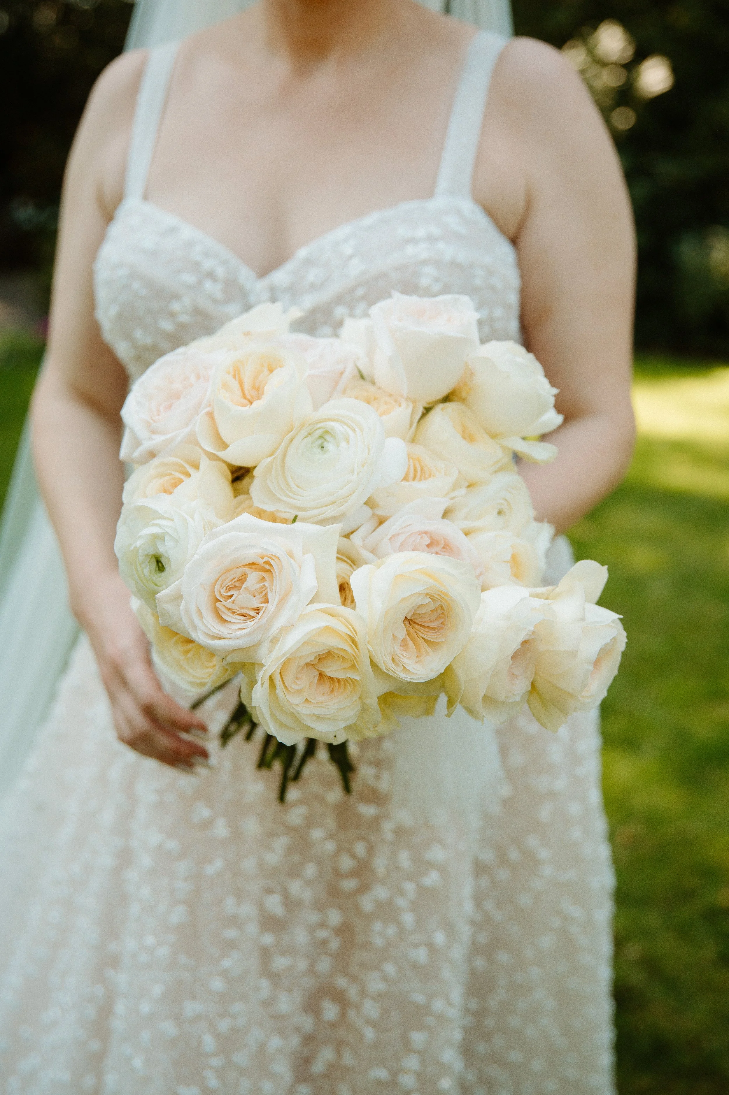 washington+garden+wedding+white+rose+bouquet+bridal+details