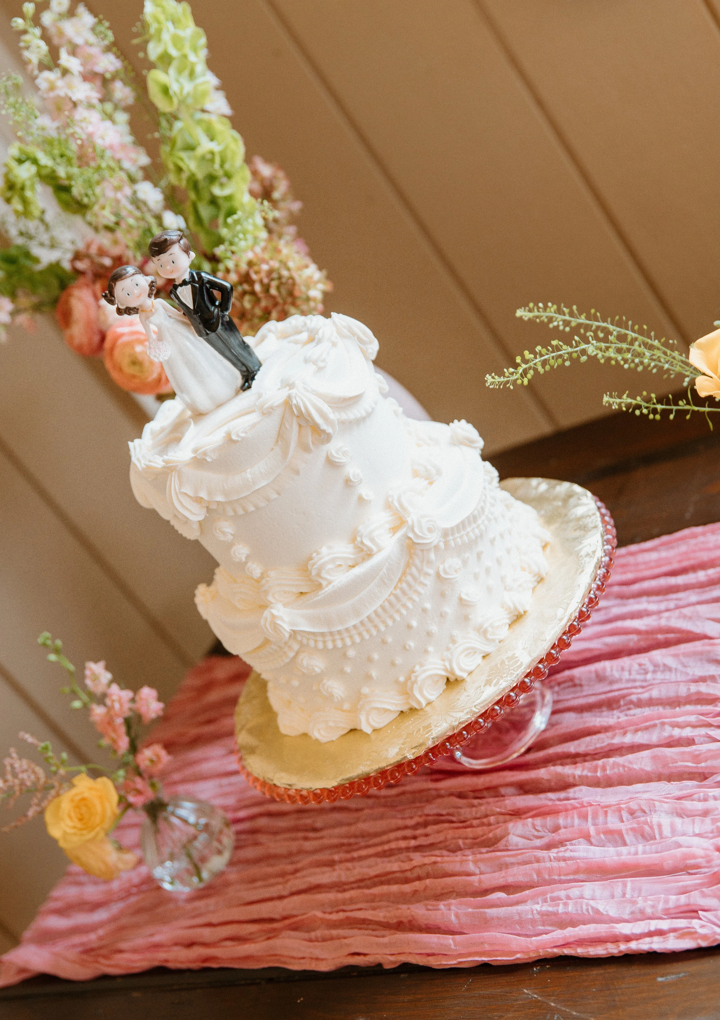 wedding+cake+with+floral+decor+romantic+reception