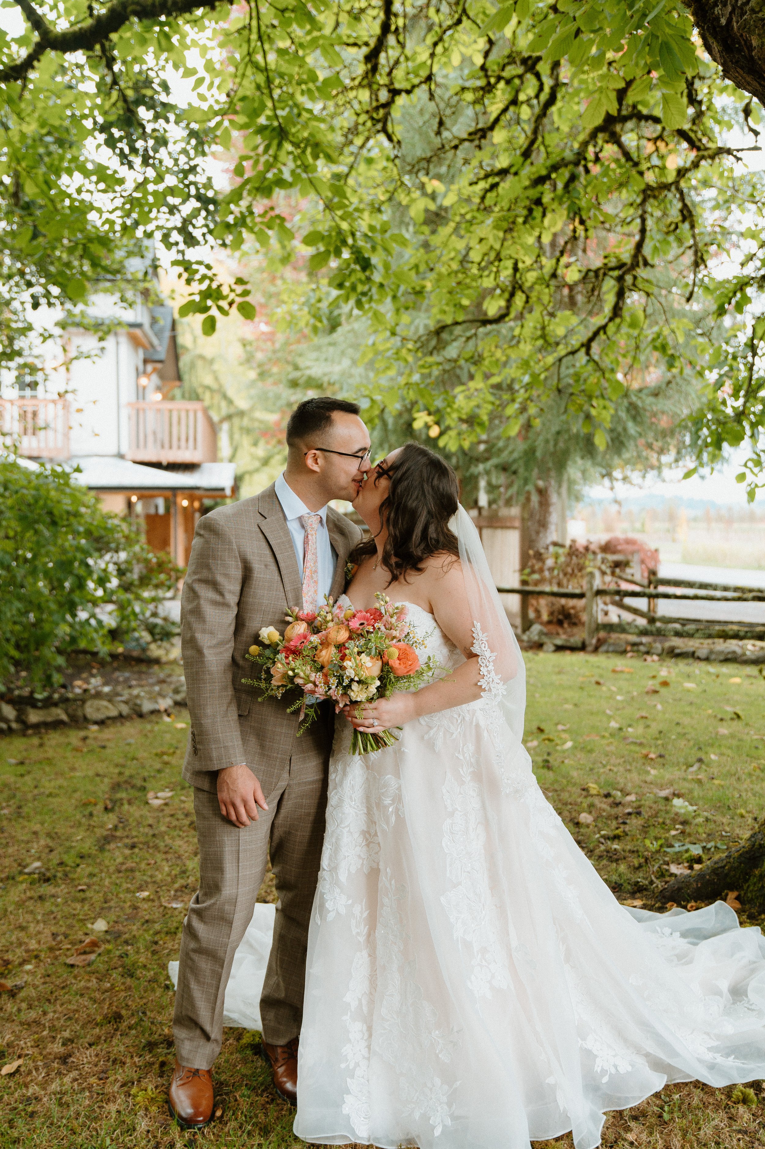 bride+and+groom+kissing+under+tree+garden+wedding