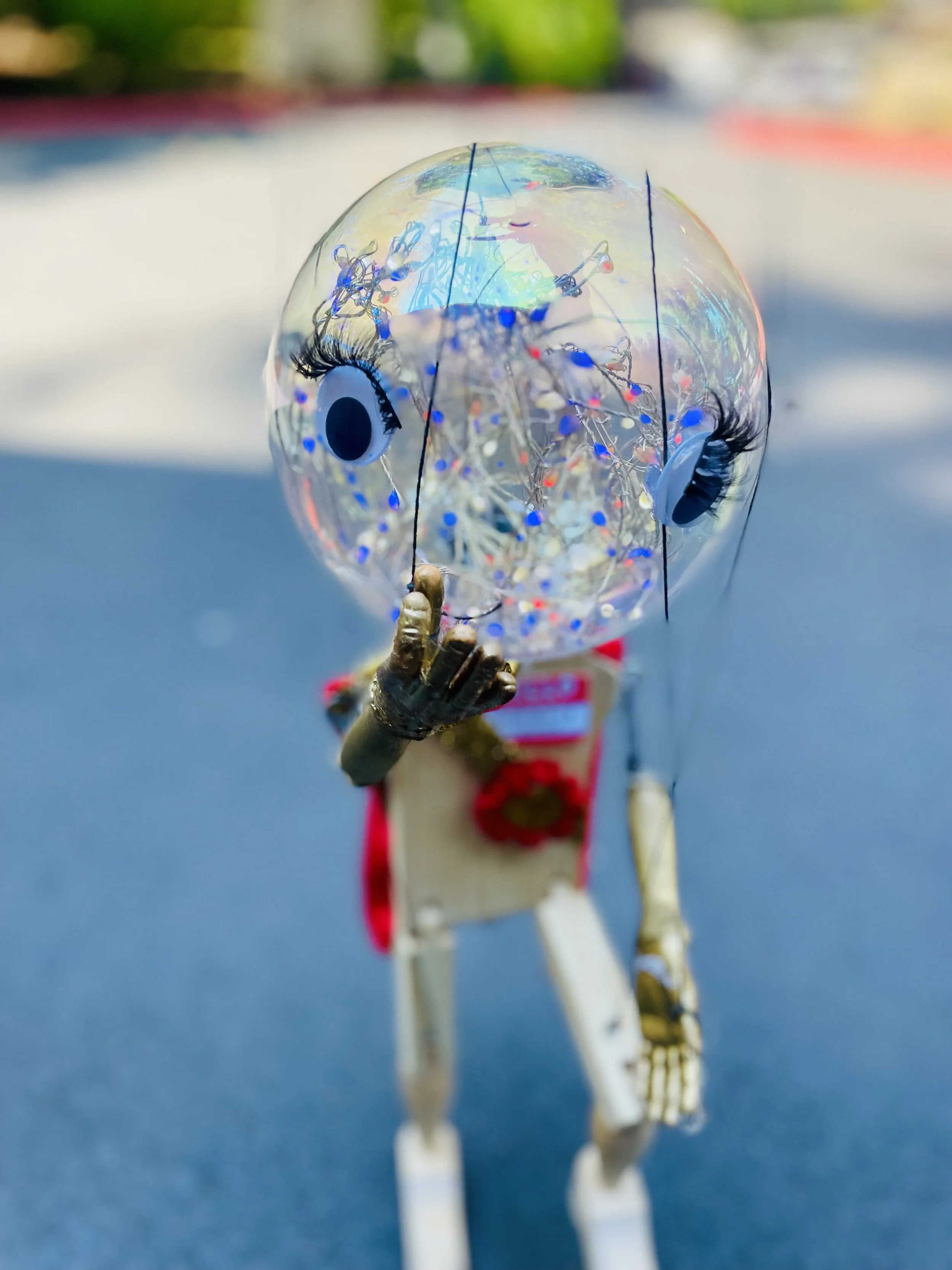 Pareidolia
There is no face here, but your brain will make one for you, that is called “Pareidolia”
This puppet is a demonstration of it’s name.