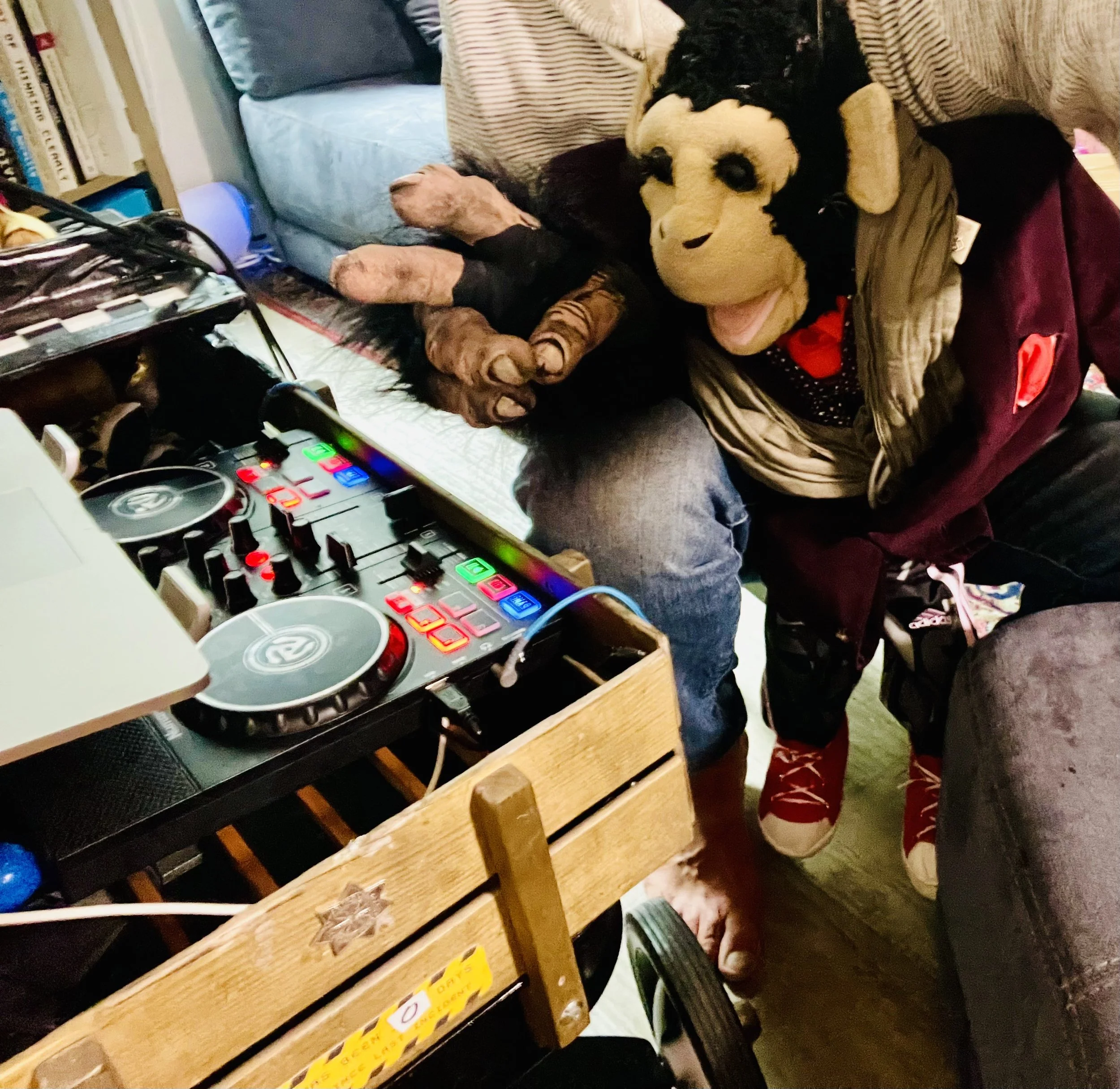 Monkeeeeeeeeeeeeeee
This was my first monkey. This is a musical puppet/ventriloquist dummy. It can be used for playing piano with BOTH hands. 