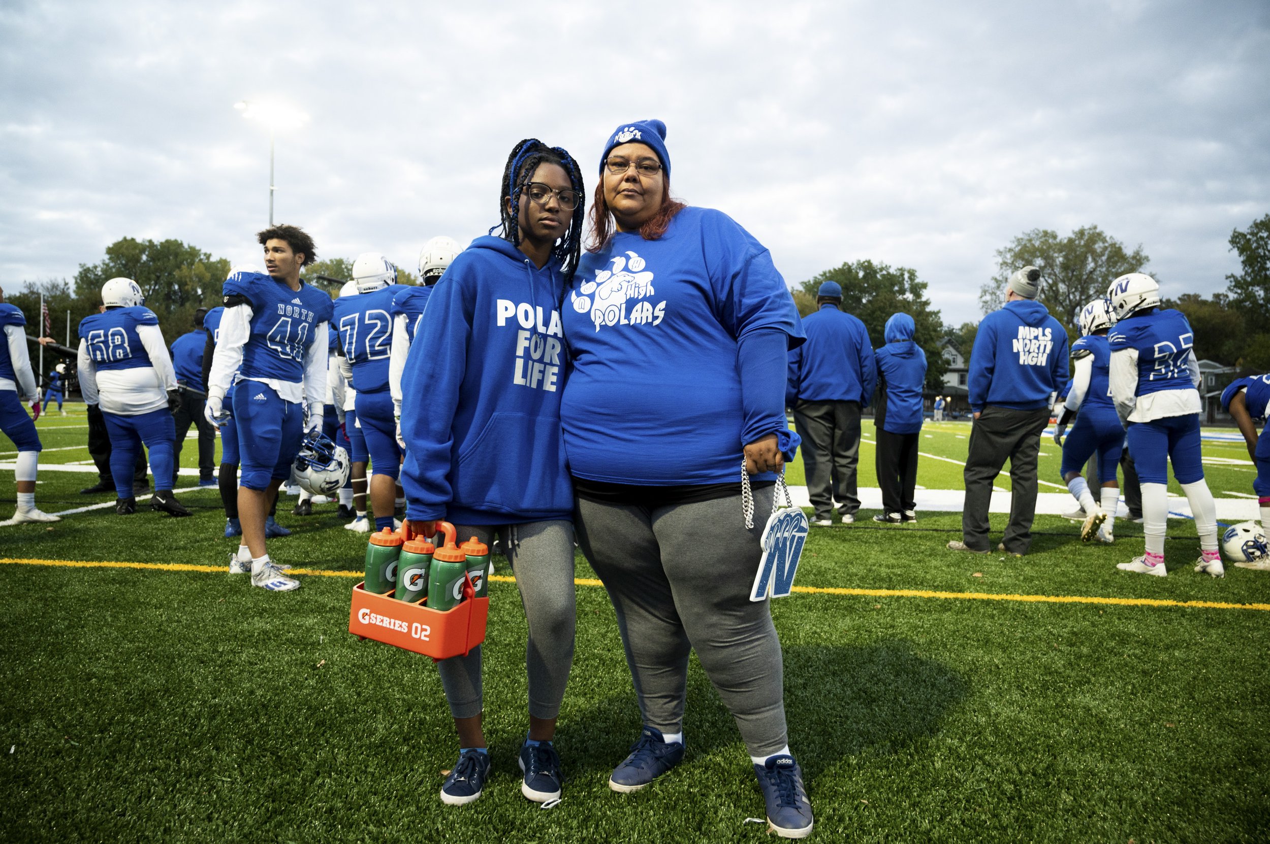 THE NEW YORK TIMES Kelly Jackson, president of the parent-teacher association, and her daughter, Ramiyah, 16, handed out drinks to North High football players during a game in October. 2021