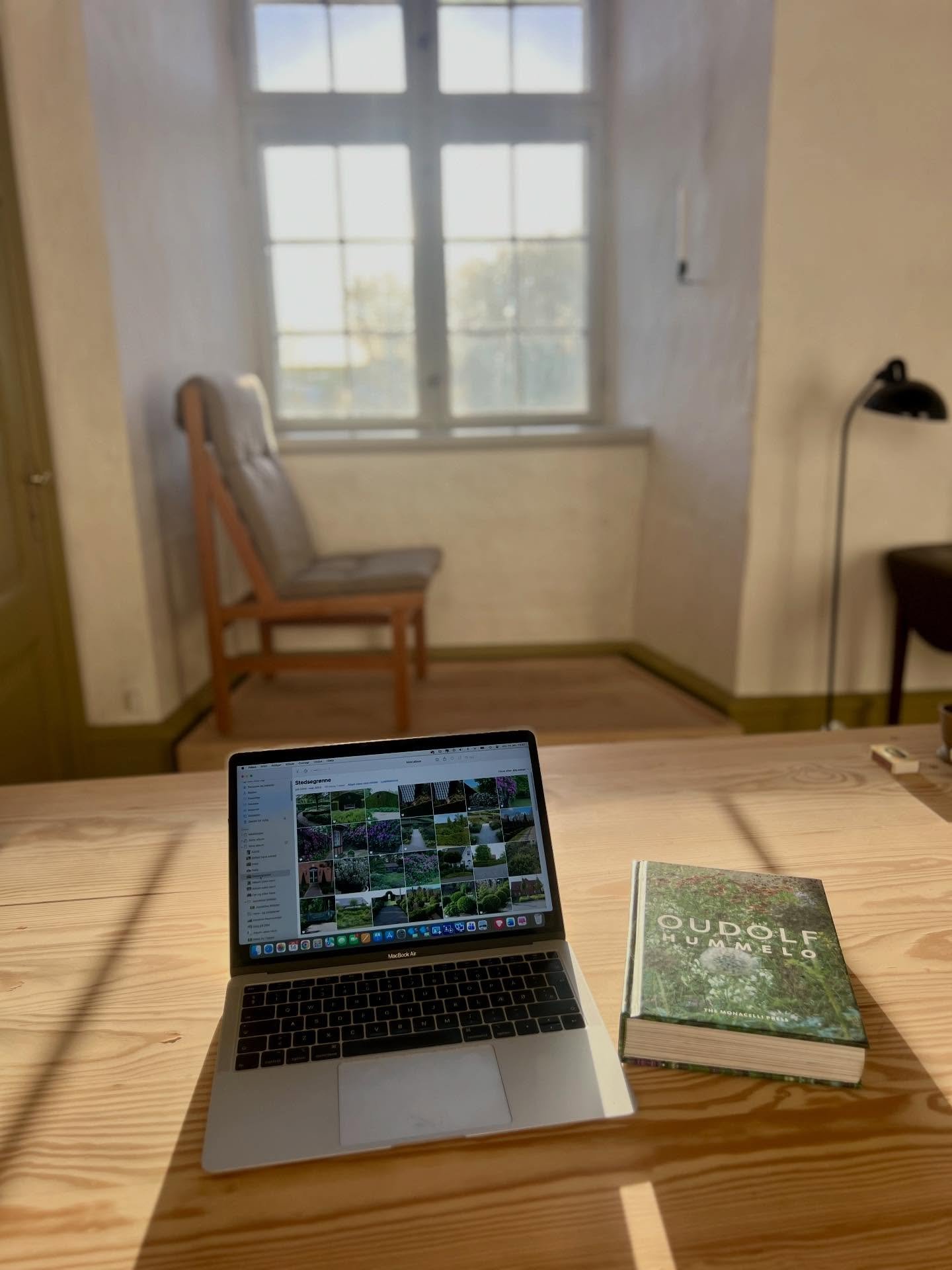 FORDYBELSE P&Aring; &Oslash;RSLEV KLOSTER🤍

I dag er jeg tjekket ind p&aring; smukke &Oslash;rslev Kloster🤍

Jeg har nydt synet af Klosteret udefra, n&aring;r jeg har v&aelig;ret p&aring; egnen for at tegne haver.

I de her dage er jeg her for at f